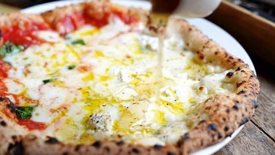 けんさむさんのインスタグラム写真 - (けんさむInstagram)「けんさむ🐶です🇮🇹🍕 各方面から絶賛の声多数『ピッツェリアダロッコ』の#ピザ をあなたは知っていますか❔🤭🍕 📍#ピッツェリアダロッコ #並木坂 . 詳しくはプロフィールURLからブログ見てはいよ🙋‍♂️🍷 . いいね👍フォロー👯‍♂️Thankyou😇✨ 皆さんの熊本のお気に入りを教えてください🌿 コメント📝メッセージ💭待ってます🐶🎶 . #けんさむの熊本紹介 #熊本 #熊本グルメ #くまモン #けんさむ #熊本観光 #熊本県 #kumamoto #熊本lunch #熊本ランチ #熊本ピザ #ダロッコ #pizzeriadarocco」6月14日 21時33分 - kensome_kumamoto