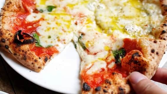 けんさむさんのインスタグラム写真 - (けんさむInstagram)「けんさむ🐶です🇮🇹🍕 各方面から絶賛の声多数『ピッツェリアダロッコ』の#ピザ をあなたは知っていますか❔🤭🍕 📍#ピッツェリアダロッコ #並木坂 . 詳しくはプロフィールURLからブログ見てはいよ🙋‍♂️🍷 . いいね👍フォロー👯‍♂️Thankyou😇✨ 皆さんの熊本のお気に入りを教えてください🌿 コメント📝メッセージ💭待ってます🐶🎶 . #けんさむの熊本紹介 #熊本 #熊本グルメ #くまモン #けんさむ #熊本観光 #熊本県 #kumamoto #熊本lunch #熊本ランチ #熊本ピザ #ダロッコ #pizzeriadarocco」6月14日 21時33分 - kensome_kumamoto