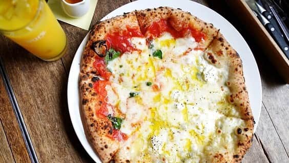 けんさむさんのインスタグラム写真 - (けんさむInstagram)「けんさむ🐶です🇮🇹🍕 各方面から絶賛の声多数『ピッツェリアダロッコ』の#ピザ をあなたは知っていますか❔🤭🍕 📍#ピッツェリアダロッコ #並木坂 . 詳しくはプロフィールURLからブログ見てはいよ🙋‍♂️🍷 . いいね👍フォロー👯‍♂️Thankyou😇✨ 皆さんの熊本のお気に入りを教えてください🌿 コメント📝メッセージ💭待ってます🐶🎶 . #けんさむの熊本紹介 #熊本 #熊本グルメ #くまモン #けんさむ #熊本観光 #熊本県 #kumamoto #熊本lunch #熊本ランチ #熊本ピザ #ダロッコ #pizzeriadarocco」6月14日 21時33分 - kensome_kumamoto