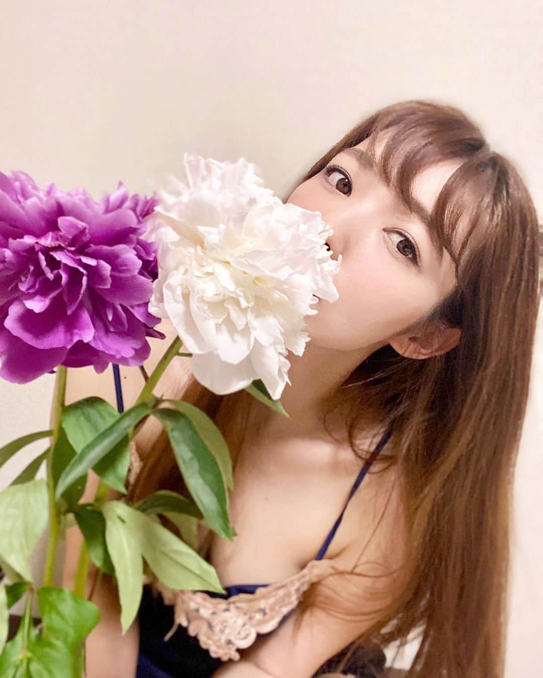 岩根沙恵子?さえみるさんのインスタグラム写真 - (岩根沙恵子?さえみるInstagram)「😈顔の艶感わかりますか？♡ ダーマペンがとても良かったので経過レポ✌︎🥺💗 お肌触ってほしすぎるくらい！ほわんほわん〜🤤💖 . 先日 @tokyo_ace_clinic にて、マッサージピールを受けようと思ったのですが！ 先生に私の肌にはマッサージピールではなく［ダーマペン］の方が良いよと言われたので、先生を信じて急遽［ヴェルベットスキン］をお願いしました💓 . ダーマペンの後にマッサージピールを塗り込む施術なのだけど、一緒にやると美肌有効成分がさらに肌内部まで浸透してくれて、効果が高いんだって☺️💓 ただマッサージピールやるのは全く違うようなのです🥺💗❤️ . 私は今日でちょうど１週間。 ＼ダーマペン✒︎レポ／ 当日•••30-40分くらいで赤みは治りました(お酒を飲んだらまた赤くなりましたw) 1日目•••赤みは治り、少し肌に艶とザラつきがありました。 2-5日目•••日に日に顔全体がザラザラしてきて、乾燥がひどくなり、皮が剥けてきてるところもありました。皮が剥けているところはメイクが浮くので難しかったです。 6-7日目•••乾燥が落ち着いてきて、皮も剥けなくなり、お肌の質感が前よりも柔らかくつるつるふわふわになりました。メイクをすると前よりも艶感が出て驚くほど💖 . 見た目は痛そうだから少し不安だったけど、塗る麻酔をしっかり20分かけてやってくれたので全く痛みがなかったです🥺♥︎ １回で効果がわかるから本当にやって良かったです！ 江島先生に感謝です🥺！！ これから月に１回通う予定です♡ おすすめ施術🥺！！ . この大人セクシーなルームウェアは @2mee_store の💖 １枚でサラッと着れるし、５点セットでプチプラでお求めやすい☺️☆最近よく着てます👗♡ . #tokyo_ace_clinic #美容皮膚科 #ダーマペン #マッサージ #ヴェルベットスキン #肌治療 #マッサージピール #美容外科 #肌質改善 #毛穴レス #芍薬の花 #艶肌 #ツヤ肌 #毛穴改善 #おはなのあるくらし #お花のある暮らし #ルームウェア女子 #ルームウェアセットアップ #セットアップコーデ #みどりのある暮らし #緑のある生活 #おはなのある暮らし #肌ケア #ダウンタイム #美容クリニック #美容レポ #パジャマ女子 #ルームウェア #肌ケア #アンチエイジング #皮膚管理」6月14日 21時35分 - saemiltiii