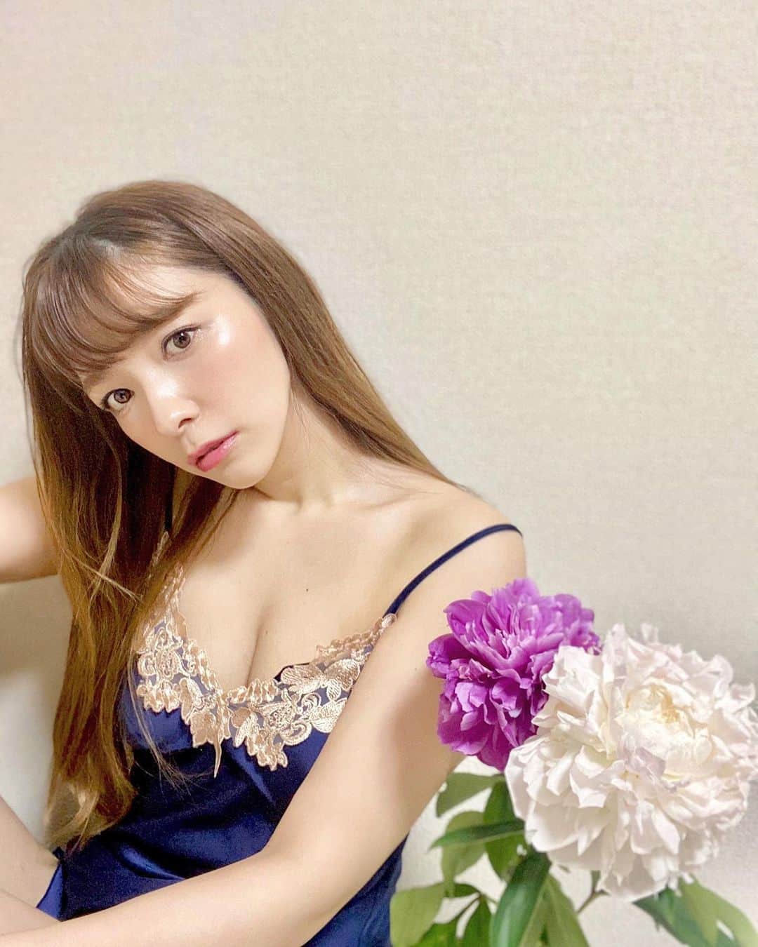 岩根沙恵子?さえみるさんのインスタグラム写真 - (岩根沙恵子?さえみるInstagram)「😈顔の艶感わかりますか？♡ ダーマペンがとても良かったので経過レポ✌︎🥺💗 お肌触ってほしすぎるくらい！ほわんほわん〜🤤💖 . 先日 @tokyo_ace_clinic にて、マッサージピールを受けようと思ったのですが！ 先生に私の肌にはマッサージピールではなく［ダーマペン］の方が良いよと言われたので、先生を信じて急遽［ヴェルベットスキン］をお願いしました💓 . ダーマペンの後にマッサージピールを塗り込む施術なのだけど、一緒にやると美肌有効成分がさらに肌内部まで浸透してくれて、効果が高いんだって☺️💓 ただマッサージピールやるのは全く違うようなのです🥺💗❤️ . 私は今日でちょうど１週間。 ＼ダーマペン✒︎レポ／ 当日•••30-40分くらいで赤みは治りました(お酒を飲んだらまた赤くなりましたw) 1日目•••赤みは治り、少し肌に艶とザラつきがありました。 2-5日目•••日に日に顔全体がザラザラしてきて、乾燥がひどくなり、皮が剥けてきてるところもありました。皮が剥けているところはメイクが浮くので難しかったです。 6-7日目•••乾燥が落ち着いてきて、皮も剥けなくなり、お肌の質感が前よりも柔らかくつるつるふわふわになりました。メイクをすると前よりも艶感が出て驚くほど💖 . 見た目は痛そうだから少し不安だったけど、塗る麻酔をしっかり20分かけてやってくれたので全く痛みがなかったです🥺♥︎ １回で効果がわかるから本当にやって良かったです！ 江島先生に感謝です🥺！！ これから月に１回通う予定です♡ おすすめ施術🥺！！ . この大人セクシーなルームウェアは @2mee_store の💖 １枚でサラッと着れるし、５点セットでプチプラでお求めやすい☺️☆最近よく着てます👗♡ . #tokyo_ace_clinic #美容皮膚科 #ダーマペン #マッサージ #ヴェルベットスキン #肌治療 #マッサージピール #美容外科 #肌質改善 #毛穴レス #芍薬の花 #艶肌 #ツヤ肌 #毛穴改善 #おはなのあるくらし #お花のある暮らし #ルームウェア女子 #ルームウェアセットアップ #セットアップコーデ #みどりのある暮らし #緑のある生活 #おはなのある暮らし #肌ケア #ダウンタイム #美容クリニック #美容レポ #パジャマ女子 #ルームウェア #肌ケア #アンチエイジング #皮膚管理」6月14日 21時35分 - saemiltiii