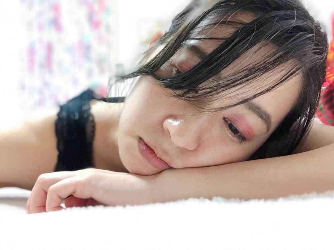 今井安紀のインスタグラム：「Sooooo sleepy and my face was like Gachapin... (Gachapin is a Japanese famous character. He has drooping eyes.) ガチャピンよりガチャピンみたいな顔してると思うくらい目が開かなかったのでお昼寝しました。 バレエ久々にしたら疲れすぎ…脚ぷるぷるした。1時間歩いたりするのは平気なのに。 (took by iPhone)  #makeup #makeupoftheday #stayhome #stayathome #gu #me #sleepy #gachapin  #眠い #メイク #ガチャピン #ガチャピン顔」