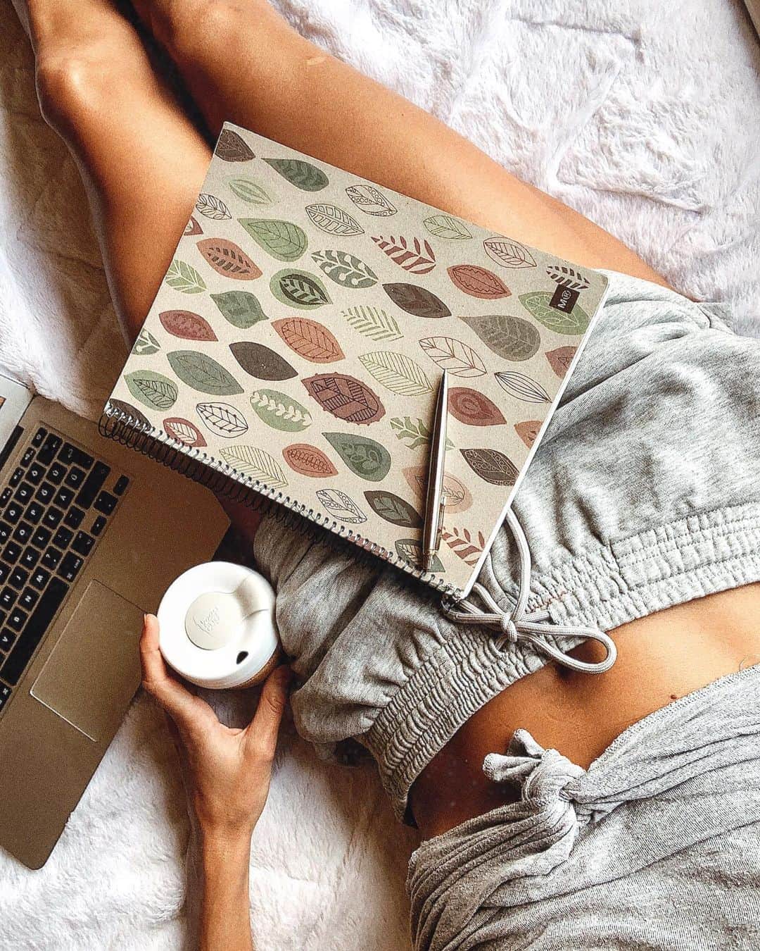 ズザンナ・ヤカボスのインスタグラム：「sunday study session 💭」