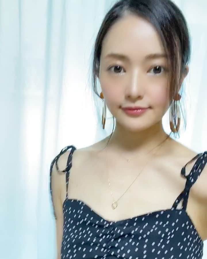 山口愛実のインスタグラム：「ストーリーにもあげた PEACH JOHNの プリンテッドシフォンキャミワンピ　ドット 展示会で一目惚れして注文してたんだけど着てみたらめっちゃ気に入ったので勝手に宣伝😆  肩紐のリボンが縫い付けじゃないから自分のバスト位置に合わせて調節できるし ウエストの切り替えが上の方にあるから 足長効果も抜群、バックがゴムだからお腹いっぱい食べても胃が締め付けられることもないよw  2枚目の動画で丈感とかわかってもらえるといいな スカートの透け感とふわり感が歩くとすごく可愛いの  裏地が綿混で汗をかいても張り付かないのも🙆‍♀️ ちなみに159cm 48kgの自分はSサイズでいい感じでした。  プリンテッドシフォンキャミワンピ　ドット  Code 1025322-02-13  Price ¥5,980＋税  本気で気に入ったからたぶん柄ちも買うと思う😅  #PEACHJOHN #ロングワンピース #リアルサイズモデル #36歳 #ママコーデ」