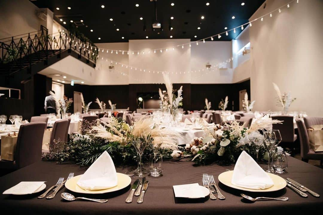 Villas des mariages TAKASAKIさんのインスタグラム写真 - (Villas des mariages TAKASAKIInstagram)「. . . シックで落ち着いた会場の #シエルデトワールNY にて . ホワイト×グリーンのコーディネートは 大人っぽく素敵な雰囲気に＊* . . . #会場装花  #テーブルコーディネート  #テーブルクロス  #パンパスグラス  #メイン席  #卓上装花  #ホワイトコーディネート  #トーション #コットンフラワー  #綿花」6月14日 21時42分 - villas_des_mariages_takasaki