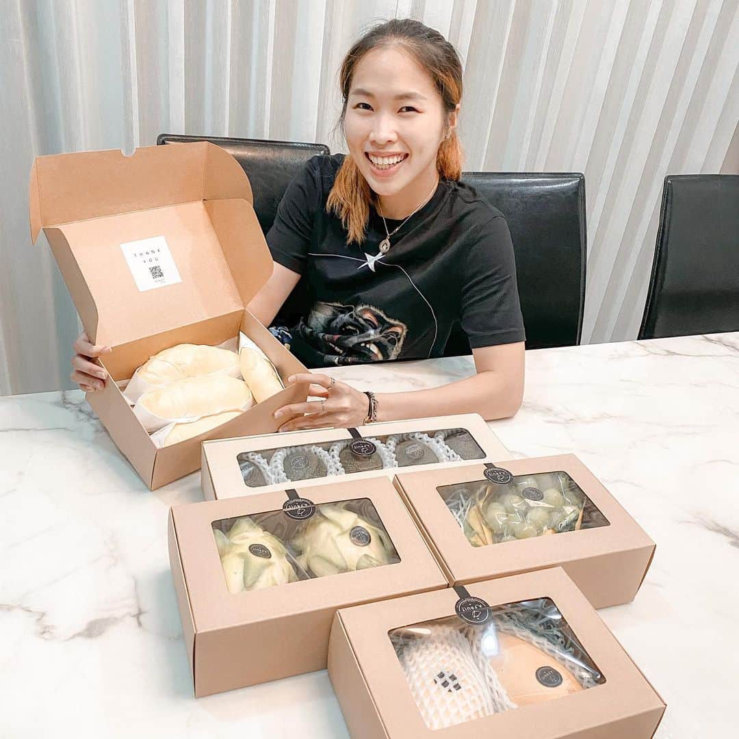 ラチャノック・インタノンのインスタグラム：「@a_fruitt ขอบพระคุณผลไม้แสนอร่อยที่แวะมาให้ที่บ้านเลยนะคะ 😋」