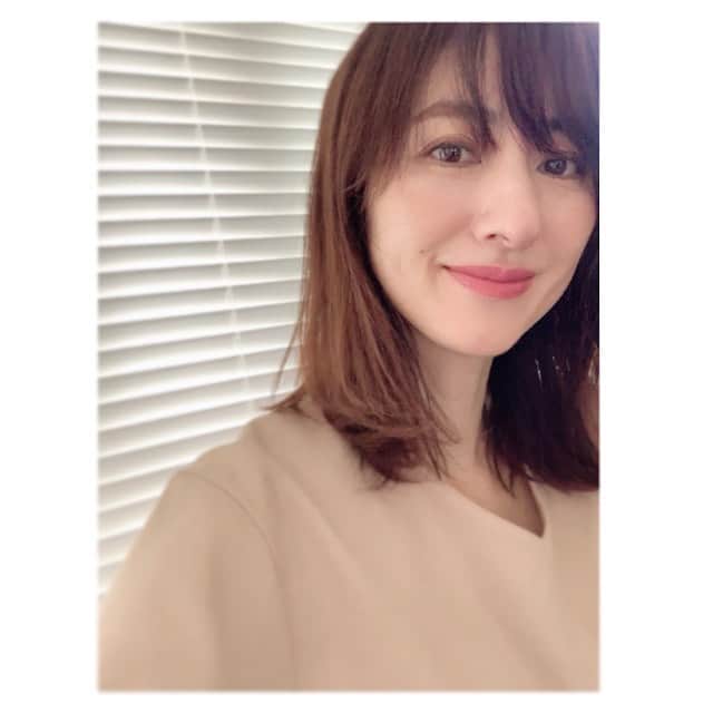 前田ゆかのインスタグラム：「新ブランド「BABYMEE」でメイク！  #イガリシノブさん プロデュース  写真2 いつものメイクに1品プラスするだけで新しい何かが生まれるきっかけに  新たな自分探し ニュアンス 「可愛い」を届けるブランド！ ○ 写真3ニュアンスのせカラーライナー セピアブラウン インディブルー 汗、水に強いウォータープルーフ。  写真3目元はベイビーミーニュアンスカラーシャドウ、ボルドーブラウンとアンバーグロウ！  シャドウ2つを重ね付けして、カラーライナーセピアブラウンで囲んでみました。 ニュアンスマスカラ、モスブラウンで茶色より深みのある神秘的なインパクトなボリューム感。 重ねても全体的にニュアンスが残り濃すぎない飛び出し過ぎないところが合わせやすいポイント。  動画 リップはオーバルピンク！ 今まであまり選ばなかったピンクも塗ってみると今っぽさが出せる便利色。 マスク生活ですがリップは塗りたい。塗ると気分も上がるし、シャキッーとします✨  @babymeebywhomee  @igari_shinobu  #babymeeigari  #babymeebywhomee #web先行発売」