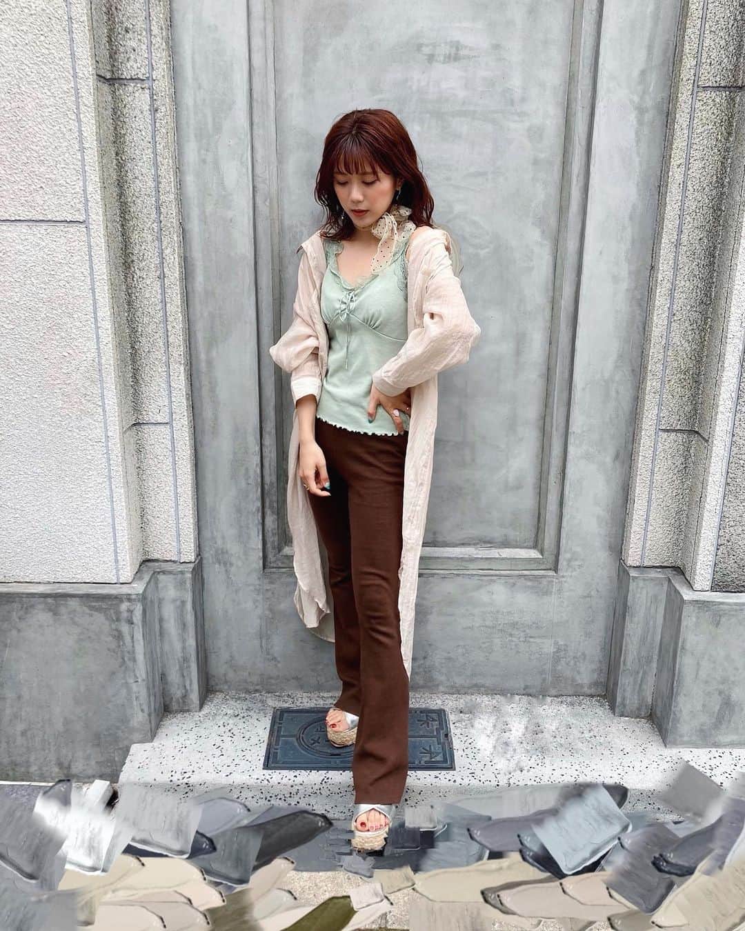 のインスタグラム：「ㅤㅤㅤ  ㅤㅤㅤ 今夏は大人っぽくいきたいキブン🥀 くすみカラーて可愛いよね♥️ ㅤㅤㅤ  ㅤㅤㅤ 焼けすぎたらくすみカラー似合わんくなって、 そのうちパキッとした色ばっか着出すから今のうちに😂♡ ㅤㅤㅤ  ㅤㅤㅤ  ㅤㅤㅤ  #summerpants #summervibes #グレイル #grl #summer2020 #レースキャミ #シアー #シアーシャツ #透け感 #summercode #ナチュラルスタイル #emoda #sandals #パンツスタイル #サンダルコーデ オレンジヘアー #orangehair #ベリーピンク #ミディアムヘアアレンジ #ウェーブ巻き #ミックス巻き #ピスタチオカラー #ピスタチオ #pistachio #japanesegirl #大阪カフェ巡り #心斎橋カフェ #orangehaircolor #orangehair #関西サロモ  #heather #スカーフコーデ」