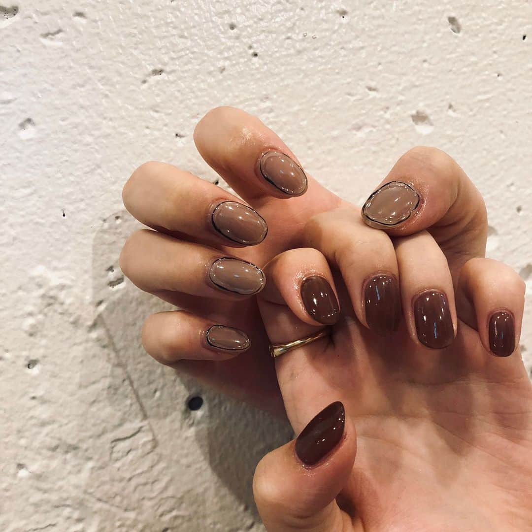 仲本莉絵瑠さんのインスタグラム写真 - (仲本莉絵瑠Instagram)「newnail🤎 ぷくぷく×ブラウン🤍 ブラウン好きすぎる〜〜 ずっとセルフネイルだったからやっとできて嬉しい、、 めっちゃ可愛くしてくれて有難う御座います🙏🏼🤎 @lapismisato  #nail #newnail #lapisnail #instanail #渋谷ネイルサロン #渋谷ネイル　#shibuyanail #個性派ネイル　#秋ネイル #秋ネイル2019 #秋冬ネイル #秋冬ネイル2019 #ぽこぽこネイル  #シェルネイル #ゴールドネイル #シンプルネイル #スクエアネイル #ジェルネイル #ラピスネイル #ホワイトネイル #キラキラネイル #乳白色　#ミラーネイル　#フットネイル　#ぼこぼこネイル #ちぐはぐネイル #ニュアンスネイル　#アコナイトブラウン #コッパーピンク」6月14日 21時49分 - nr0750