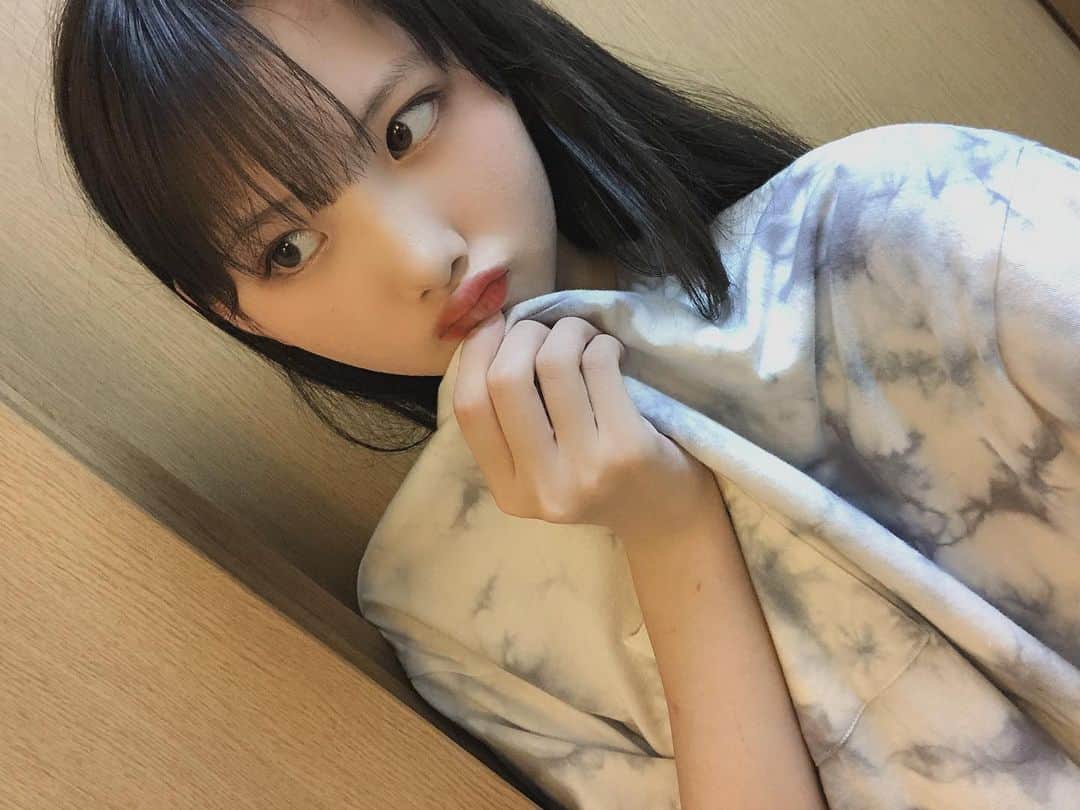 中野みやびのインスタグラム：「目線は逸らすタイプ  #目線 #アイドル #idol #わかんない #考え中 #girl #自撮り #中学生 #民謡ガールズ #みやび」