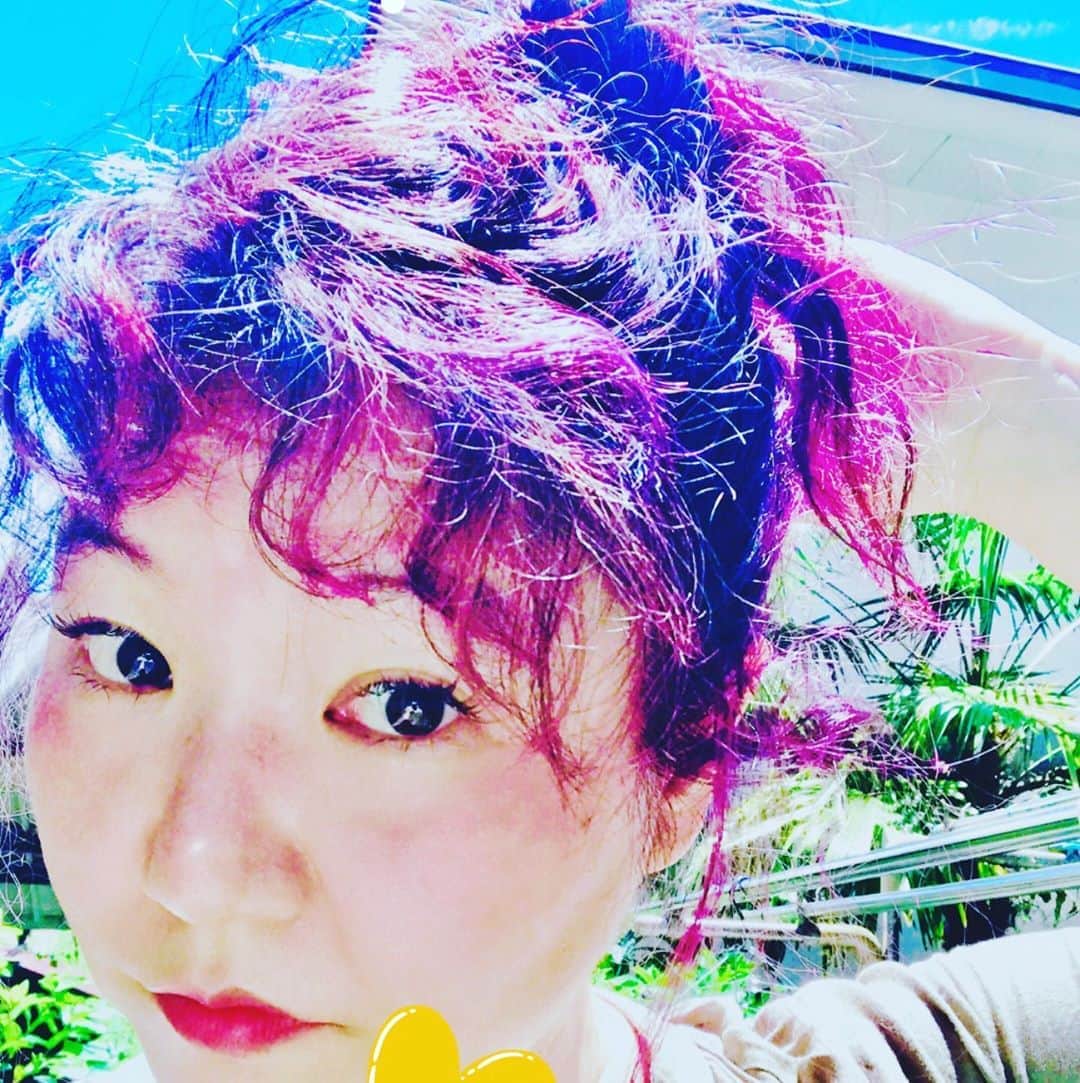 有坂美香のインスタグラム：「New color💜 New life💚 New me💛  hair @sorachichi  Thank you so much for helping me with becoming who I want to be❣️」