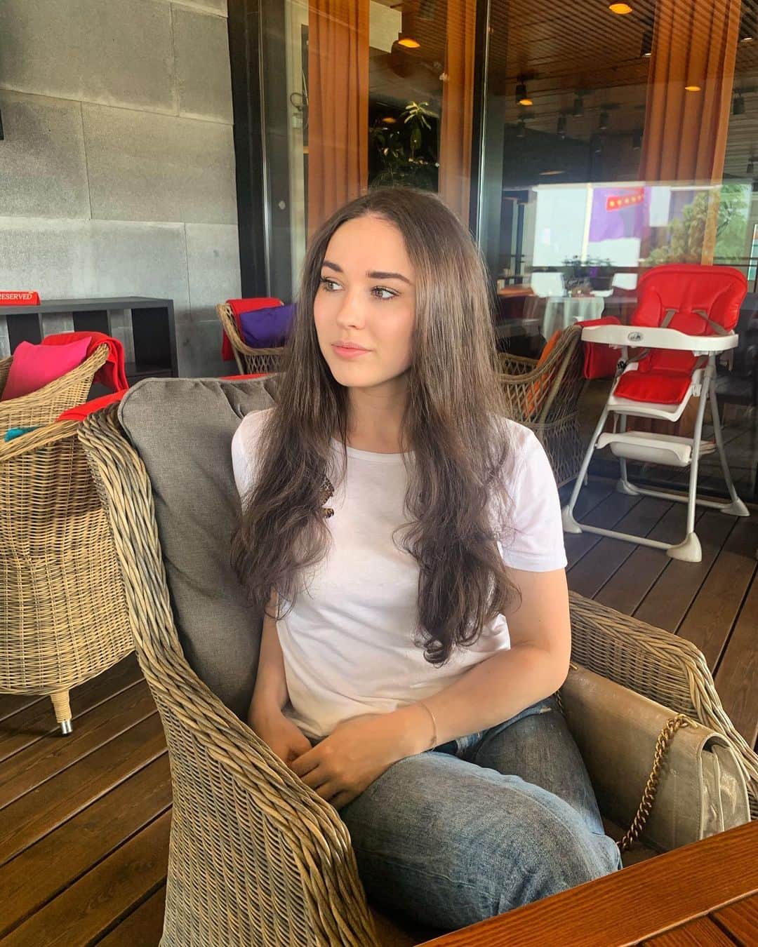 アッラ・ロボダさんのインスタグラム写真 - (アッラ・ロボダInstagram)「Не знаю как вы, а я очень рада посидеть на веранде 😊 Теперь в парк - кататься на велосипеде 🚴🏻‍♀️」6月14日 21時56分 - aaloboda