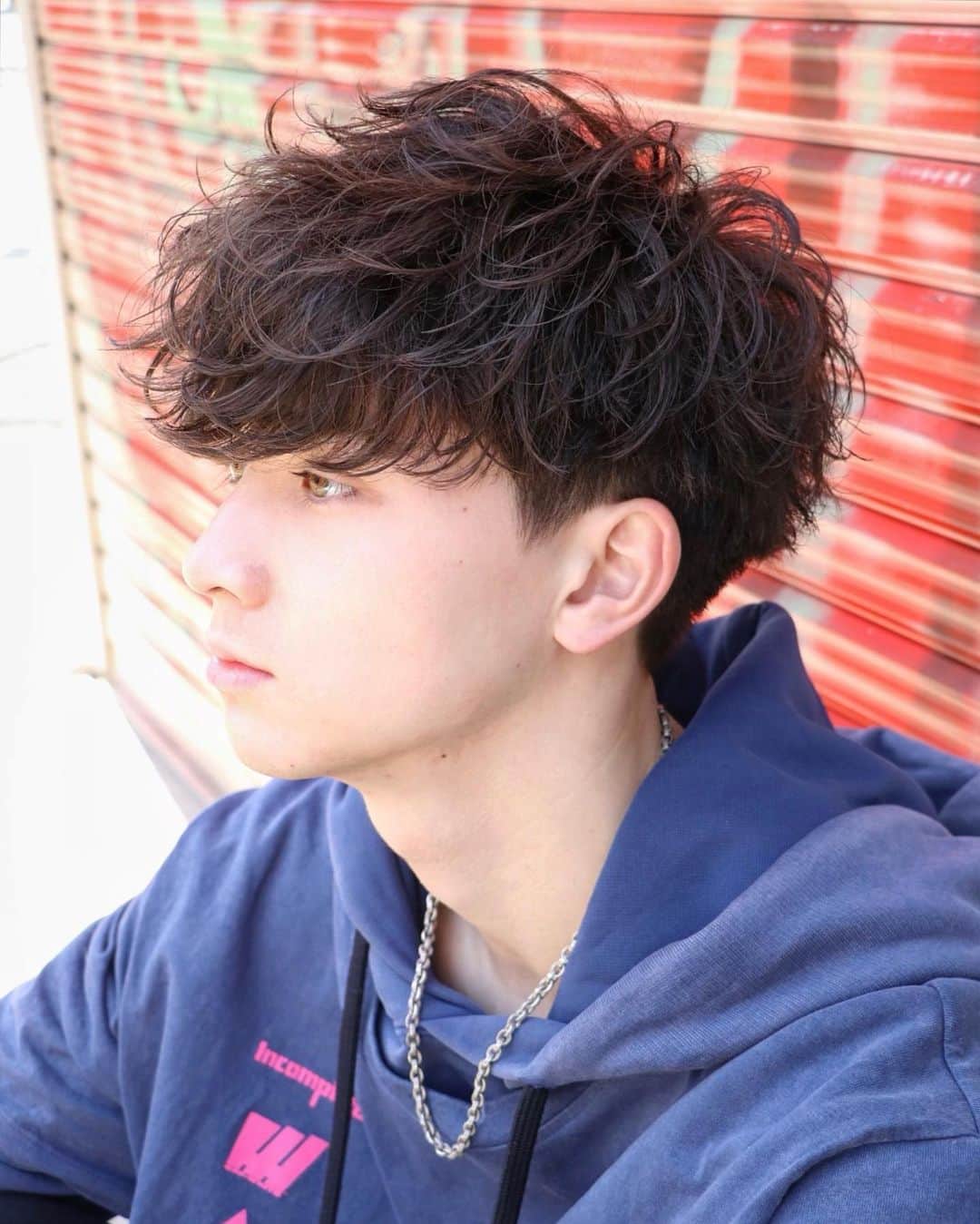 のインスタグラム：「. 📸 〜Other cut  series〜 📸 . . 出井 直助✖️的場マテウス学 @superman_gakkin . ✂️マテウス・Vマッシュ✂️ . 温めておいた🏝初夏STYLE🏝その3🔥 大人気のVマッシュをベースに、無造作パーマをプラス😎 . 🔴カットベースは、サイドから襟足にかけて 2ブロックを入れた、前下がりのマッシュ✂️ . 🔵無造作に動くように、スパイラルとハネのMIXパーマ を全体に施すことで、スタイリングも超簡単にキマります✂️ . #OCEANTOKYOWEST #オーシャントーキョーウエスト #メンズヘア#Vマッシュ#出井直助」