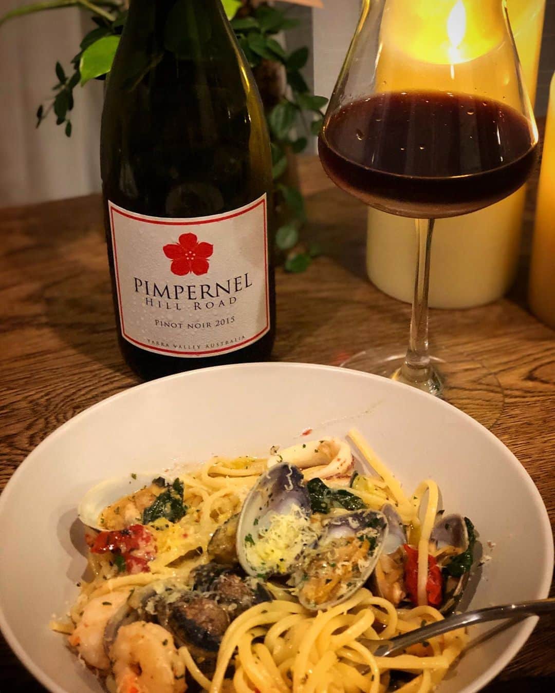 鮎河ナオミのインスタグラム：「今晩のお家ご飯🍝 シーフードたっぷりのパスタを作ったよ🦑🦞 . ソースはニンニクと白ワインベース🤍  みじん切りのパセリ、ちぎったバジル、レモンの皮の細切り、そしてパルメザンチーズをたっぷりすりおろして、さっぱりコクのあるパスタにしました😋 ワインは、 @wine_kumada お勧めの オーストラリアのピノノワール「ピンパネル」 . 品があってとっても美味しかった〜！ . 父の日のギフトにもお勧めなワインです！ . ⬇️ https://peraichi.com/landing_pages/view/pimpernel?utm_source=instagram&utm_medium=Influencer&utm_campaign=nao . . . . . #ソムリエ熊ちゃん #ワインリスト #父の日ギフト #ピンパネル #ワイン #感謝の気持ち　#homecooking #love #cooking #pasta #dinner #stayhome #pinotnoir」
