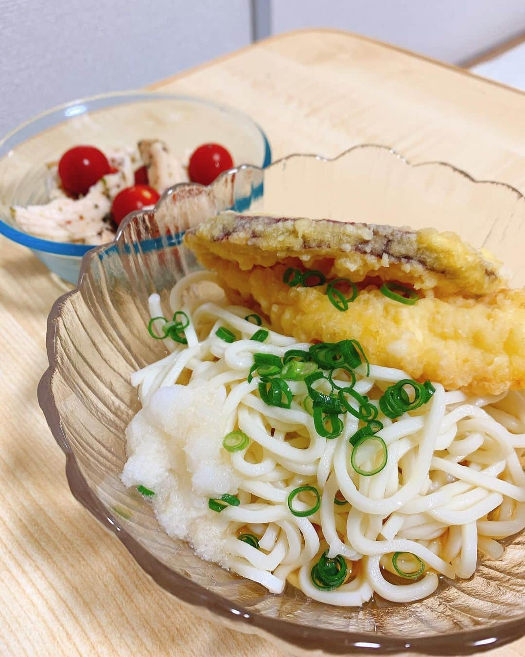 優木瑛美さんのインスタグラム写真 - (優木瑛美Instagram)「今日の #OMMごはん🍴 . ストーリーで食べたい物叫んでくれてありがとうw 癖強いのもあって面白かった🤣 . で結果 「ぶっかけ天ぷらうどん」 「ミニトマトとハーブチキンのサラダ」 . というメニューになったとさ🤤 やっぱり冷たい蕎麦うどんて声が多かったー！ . ありがとうございました✨ . #ぶっかけうどん #天ぷら #ミニトマト #ハーブチキン #cooking #cookingram #tomato #chickensalad」6月14日 22時04分 - emi_yuuki