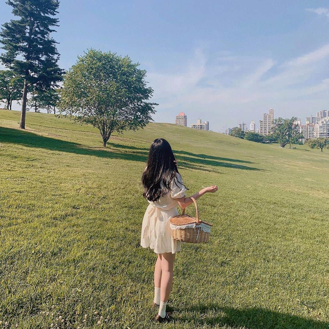 ユンジュのインスタグラム：「이제 온통 여름빛으로 가득 찼다 🌿🌳🌸 초여름의 싱그러움을 전부 담아내긴 어려워 !」