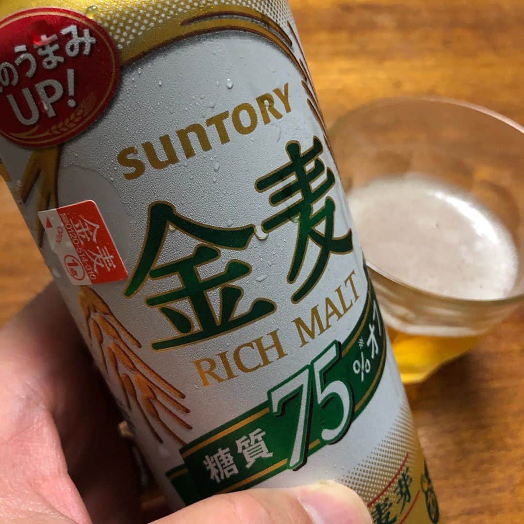 金剛地武志のインスタグラム：「家では最近コレが多いです。糖質オフ系では一番好みの味。そのお陰かこないだの検査では尿酸値が少し下がりました。4倍飲んでもヘーキってことですよね？」