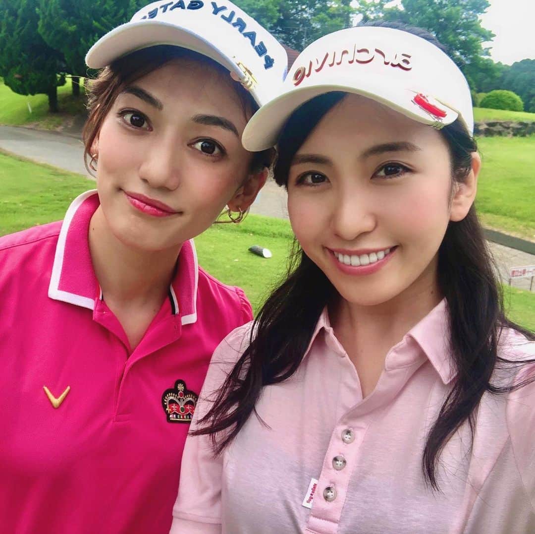 mimiさんのインスタグラム写真 - (mimiInstagram)「久々のいつメンでのゴルフ楽しかったー😆⛳️ 前半最終ホールのpar4で レストランから見られてる感マックスの中、ピッチングもパットもうまくいってパー😆💕 めちゃくちゃ気持ちよかったー🤣 あのギャラリーの方達には私がひよっこだってわからなかったはず😝 今回はスコア114⛳️🏌️‍♀️ 久々にしてはよい方だ😆💕 ・ #golfgirl #golflife #golfstagram #japanesegirl  #model #ゴルフ女子 #ゴルフ大好き #instagolf #スポーツ女子 #골프 #모델 #こっこにゃん #mimiのオフ #ゴルフ女子コーデ #골프 #모델 #こっこにゃん #ゴルフコーデ #ゴルフファッション #ゴルフ好きと繋がりたい #スイング動画 #ゴルフ動画 #ティーショット動画 #ドライバーショット #ティーショット #東京湾カントリークラブ #夏ゴルフ #夏ゴルフコーデ」6月14日 22時08分 - chan.mi3