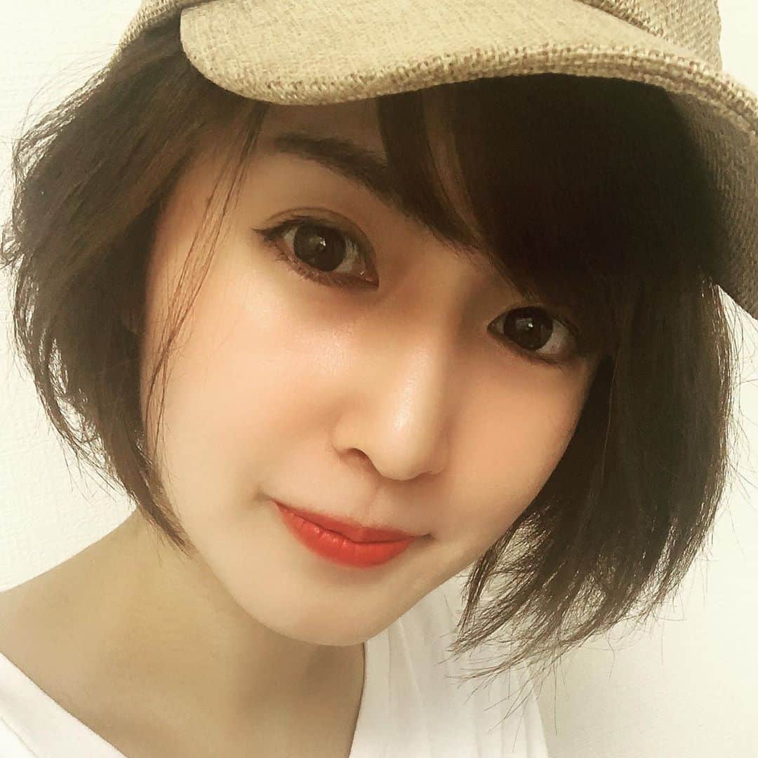 浜田真衣のインスタグラム：「こんばんは、 ショートになりました♡  インスタライブ、 今週末に出来るように調整中…❁ も少し待っててくださいね🌺  #浜田真衣 #monaカフェ #instalike #japanese #instagood #キャップコーデ #夏仕様」
