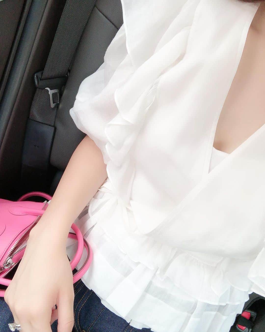 髙田麻紀子のインスタグラム：「❤︎ . 💗💗💗 . トップス#chloe デニム#KHAITE バッグ#HERMES . #instagood #instalike #instagood #fashion #ootd #outfit #cordinate」
