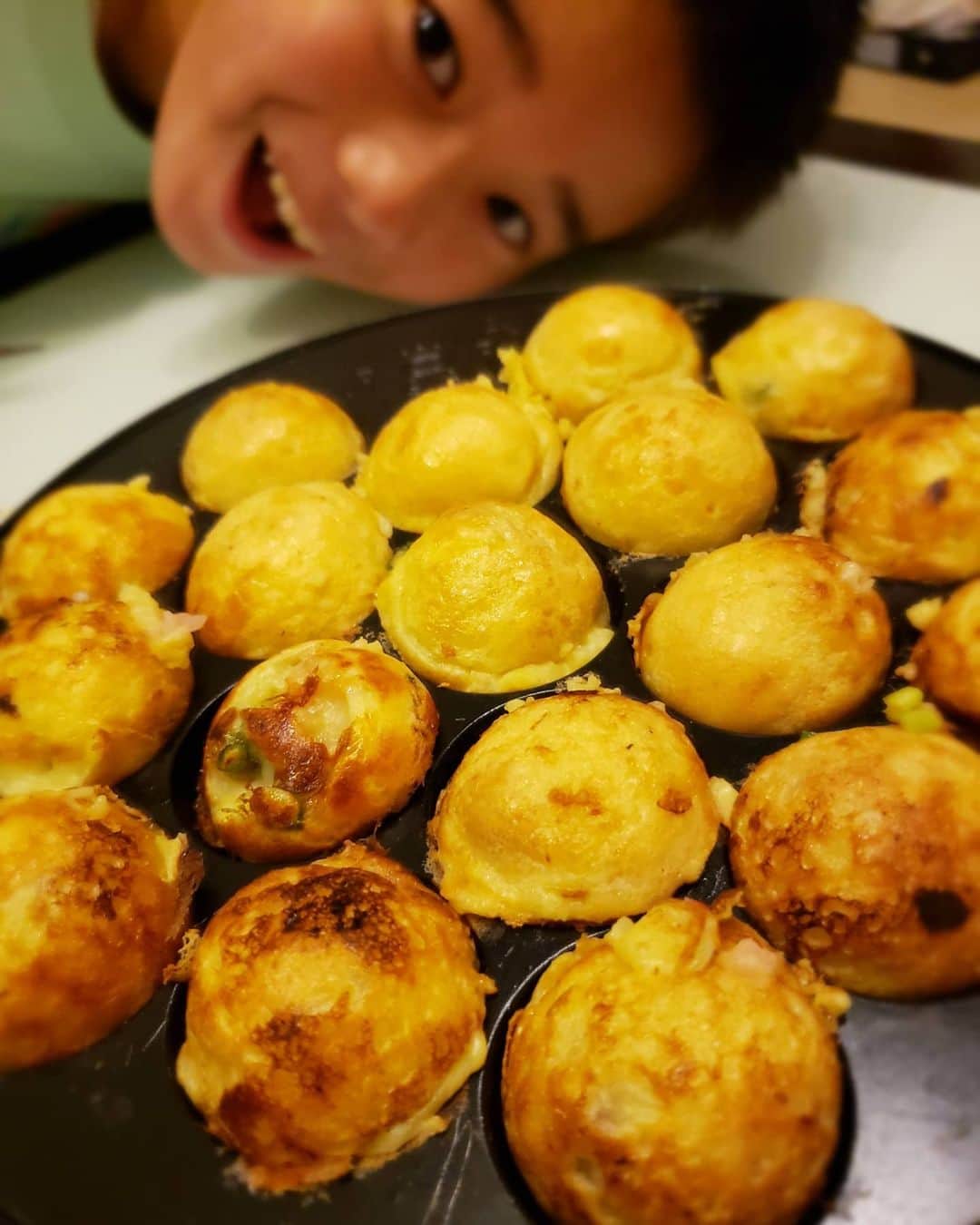 佐藤純さんのインスタグラム写真 - (佐藤純Instagram)「今日はたこ焼き🐙﻿ ﻿ スーパー3件はしごしてやっと見つけたたこ焼きの粉‼️﻿ ﻿ 1家族1袋。。。﻿ ﻿ えー足りな～い💦﻿ ﻿ ﻿ ﻿ 仕方ない。﻿ ﻿ 作るか。﻿ ﻿ 薄力粉・卵・牛乳・水・和風だし。﻿ ﻿ あら❤️出来ちゃった‼️😁﻿ ﻿ タコ焼き以外にも、明太子とお餅とチーズを入れてみたり😊﻿ ﻿ ﻿ ﻿ ﻿ ﻿ ﻿ ﻿ #たこ焼き﻿ #大好き﻿ #粉売り切れ﻿ #ママ #ママモデル #モデル﻿ #mama #mamamodel #model ﻿」6月14日 22時29分 - junsatoidea