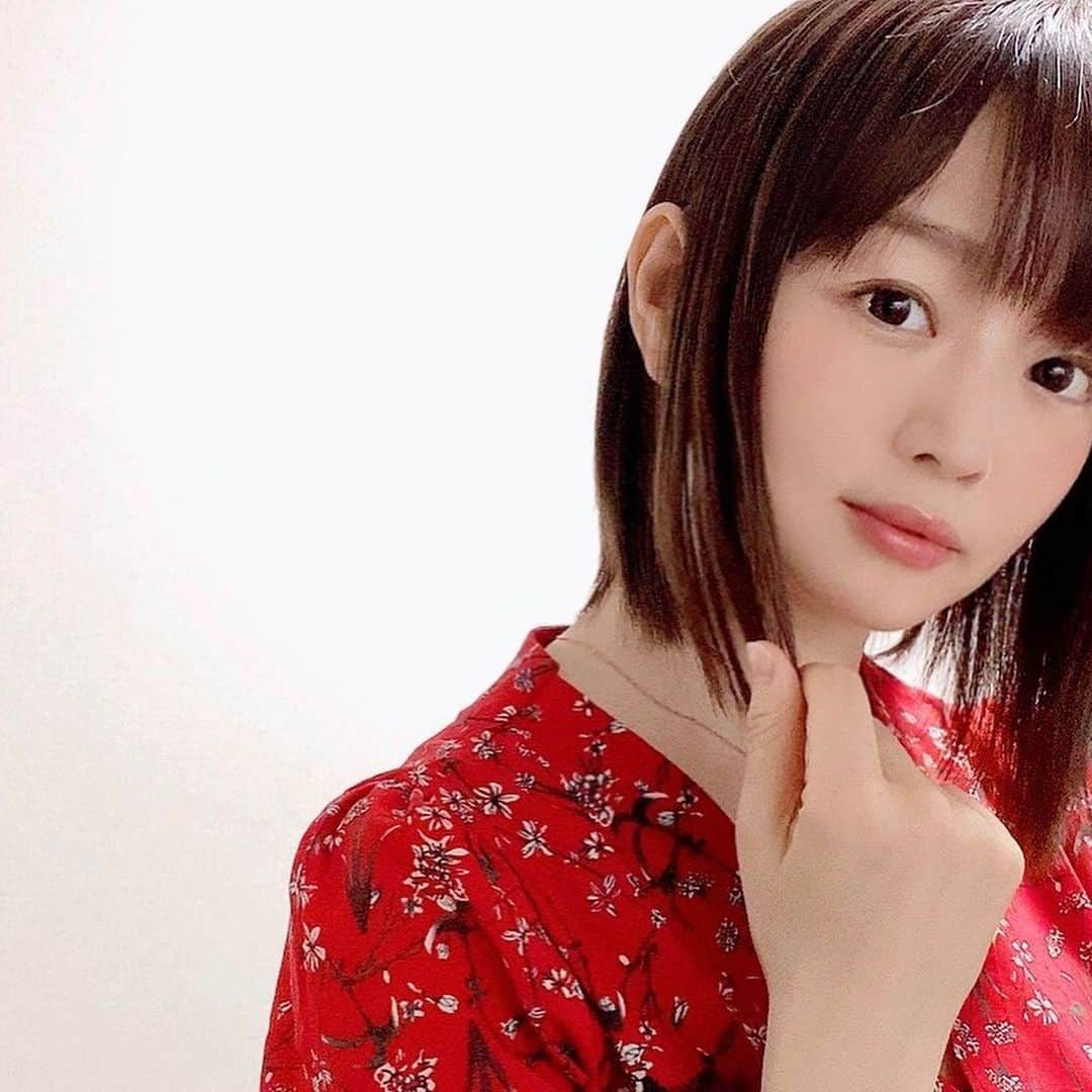 喜屋武ちあきのインスタグラム：「4ヶ月ぶりの美容院💇‍♀️﻿ ﻿ ﻿ 私の髪は根本がうねるタイプの癖っ毛なので、梅雨には弱いし、さすがに4ヶ月も経つとボリュームもすごくて😭﻿ 今回も、AFLOATD’Lの裕二朗さんのところへ駆け込み寺🏃‍♀️﻿ ﻿ ﻿ ﻿ ﻿ 担当の裕二朗さんは本当にいつも最低限の言葉だけで最高に可愛く仕上げてくださるので、信頼をしてお任せできます…🥺✨﻿ ﻿ ﻿ ﻿ ﻿ ﻿ つい先週、AFLOATブランドのシャンプーとトリートメント「アフロートPremium」シリーズが発売されたばかりということで、今日早速使ってもらったところ、かなり指通りサラサラに🙆‍♀️そのままお持ち帰りさせていただきました😆❤️﻿ ﻿ 裕二朗さんによると「これはサロンで作って販売する物だからこの値段だけど、絶対他ではこの内容でこの値段では手に入らないという、ものすごいいいシャンプー！！」﻿ だそうです。﻿ ﻿ アフロートの店舗、もしくはAFLOAT STOREでご購入いただけるそうなので、ぜひチェックしてみてください🙌﻿ ﻿ ﻿ ﻿ ﻿ ﻿ 根元のストレートと、カット・トリートメントでサラッサラに☺️🙏﻿ AFLOATD’L、良いサロンなのでぜひ行ってみてください❤️﻿ ﻿ ﻿ #美容院　#表参道　#AFLOATD’L #シャンプー　#トリートメント　#💇‍♀️ #✂︎ #💈」