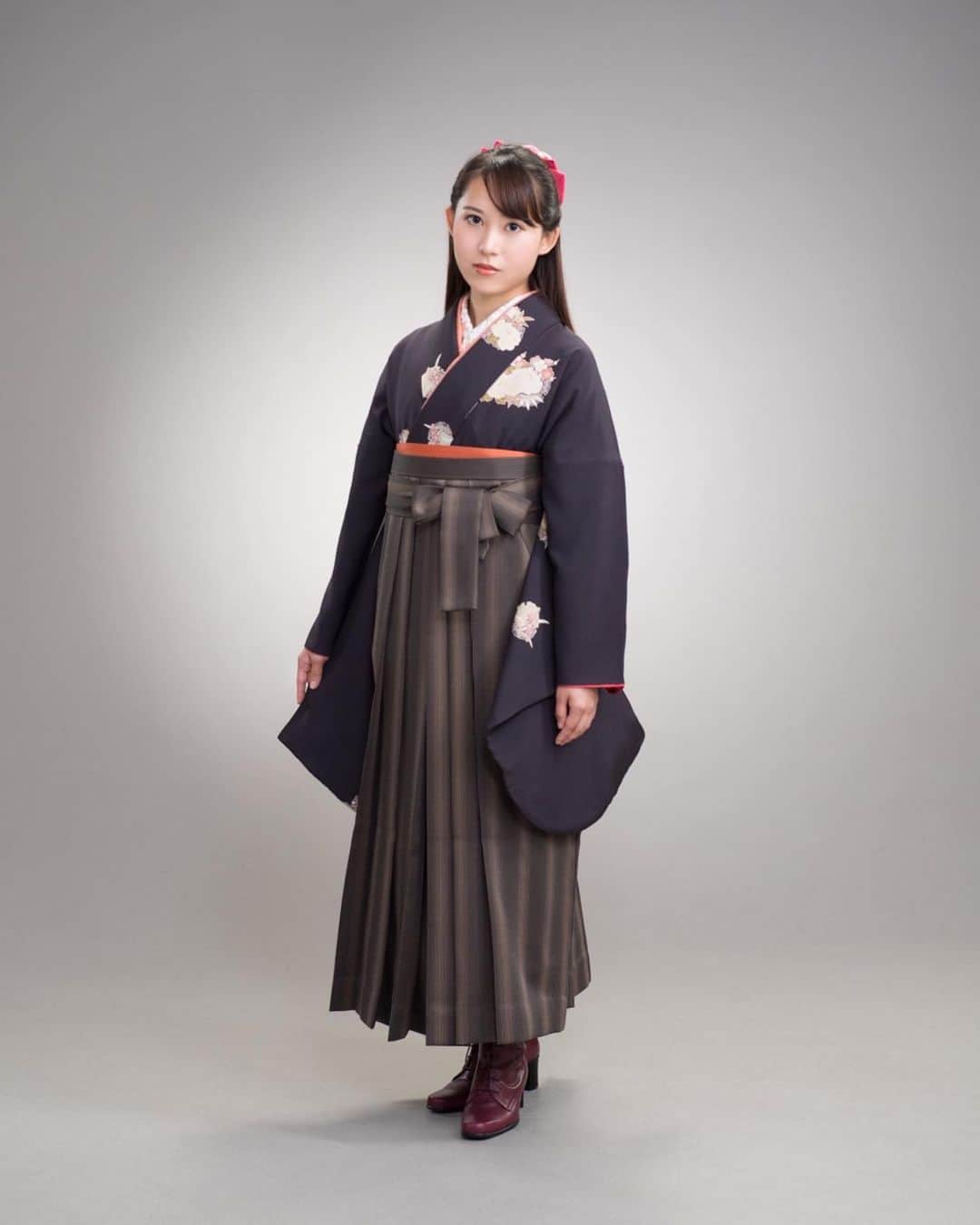 のインスタグラム：「卒業袴のちゃんとした写真〜♡ 伊勢丹写真館のクオリティは本当に素晴らしいのです😭😭(卒業式はコロナでなくなっちゃっだけどね...) . . . #袴 #袴ヘア #袴ヘアアレンジ #袴レンタル #伊勢丹写真館 #伊勢丹写真室 #写真館 #卒業式 #卒業式袴 #ハーフアップ #慶應 #慶応 #keio  #ビジョビ　#天使と女神のハーフ #美女navi #ビジョフォ #ビジョラダ #美人名鑑　#美女ふぁいる #ビジョグラム #ビジョビジョ #美女の宅急便 #被写体 #読モ #サロモ #サロンモデル #フリーモデル #インスタグラマー #ol」