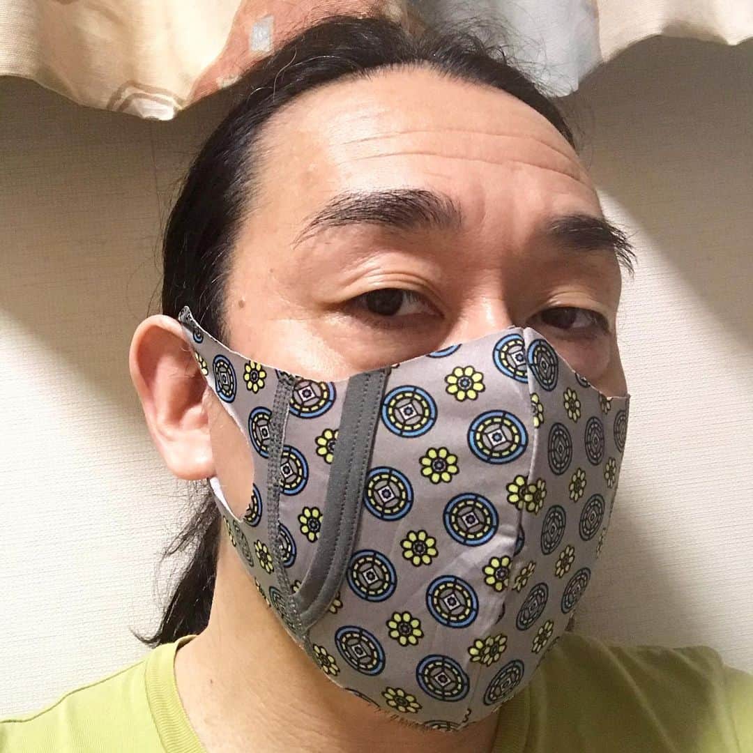 キートンのインスタグラム：「熱中症対策としてユニクロより早く夏用マスクを作りましたよ。 サラッとした素材と言えばコレ！ GUドライボクサーパンツ。 と言うわけで「おパンツマスク」の完成！ ジムで使用し実証済み、高性能ですぜ。 #キートン #夏用マスク #おパンツマスク」