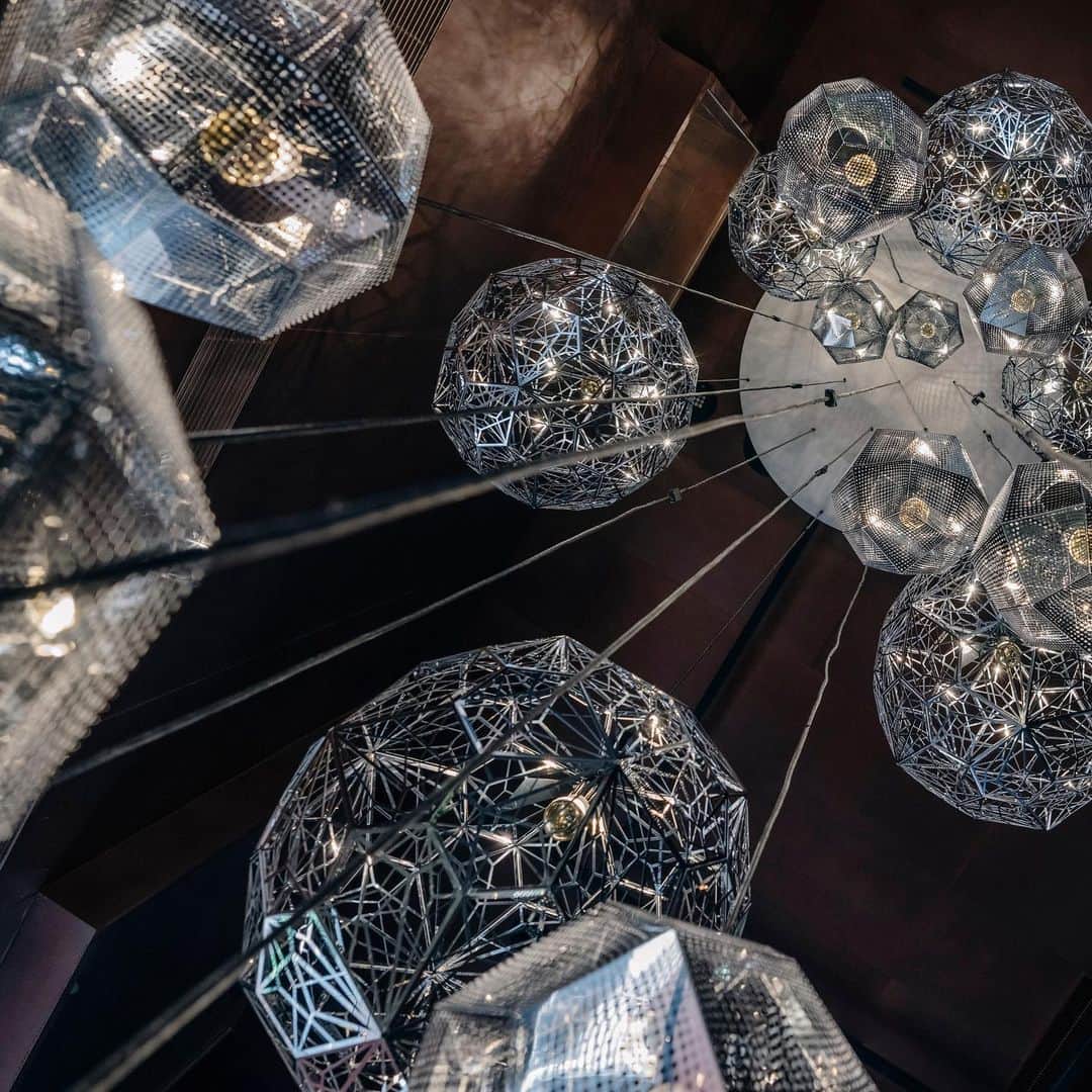 のインスタグラム：「We’ve created the Kaleidoscope, the Tom Dixon travelling circus. A mobile, modular system, that can roll into any space. Light in weight and simple in construction. Compact and configurable to suit the exhibition and event.⁠⠀ ⁠⠀ Here it is in Shanghai. ⁠⠀ ⁠⠀ ⁠⠀ #tomdixon #tomdixonROADSHOW #designshanghai #tomdixonETCH #tomdixonCUT #lighting #exhibitions #designers⁠⠀」