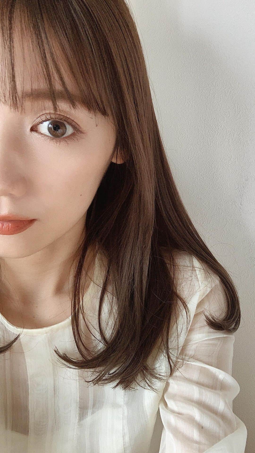 小川陽香のインスタグラム：「ㅤ やるやる詐欺になってたやつ😂💕 ㅤ ビューラー @maquillage_jp  マスカラ @heroinemake  コーム 100均 ㅤ 私のまつげのポイント✌🏻 ・ビューラーで根元からしっかり ・まつげは綺麗なカーブになるように細かくはさむ ・ダマのないセパレートなまつげ ㅤ こんな感じでいいのかな。。？ お手柔らかに🥺🙏🏻🧡 ㅤ ㅤ #cosme #make #maquillage #マキアージュ #ヒロインメイク #ブラウンマスカラ #ビューラー #マスカラ #まつげ #メイク #コスメ #メイク動画」