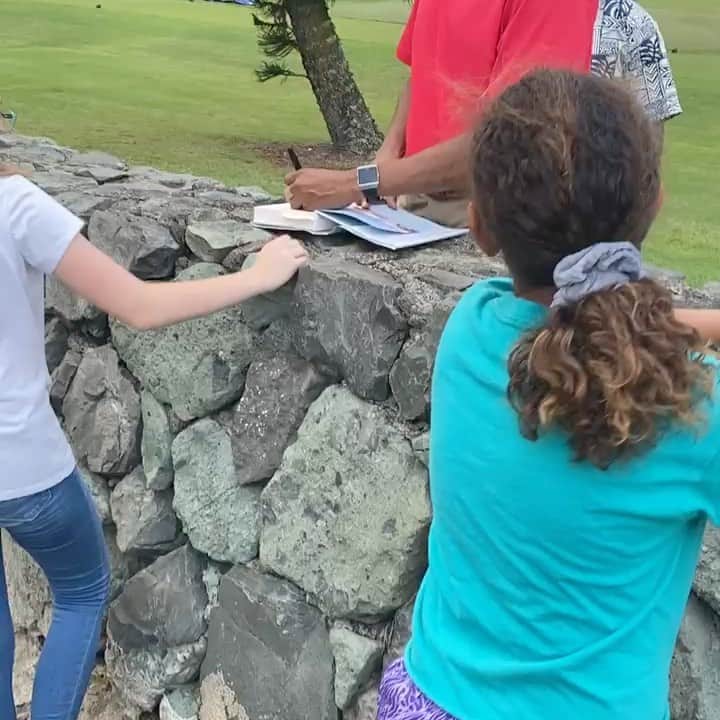サーフバザーのインスタグラム：「We miss you President Obama ... reflecting back to our magical moment this year with this great man in Hawaii.  Look at how he leans into my little guy and asks his name 🥰. Who does that?! Obama does, that’s who.  #vote #dumptrump @barackobama」