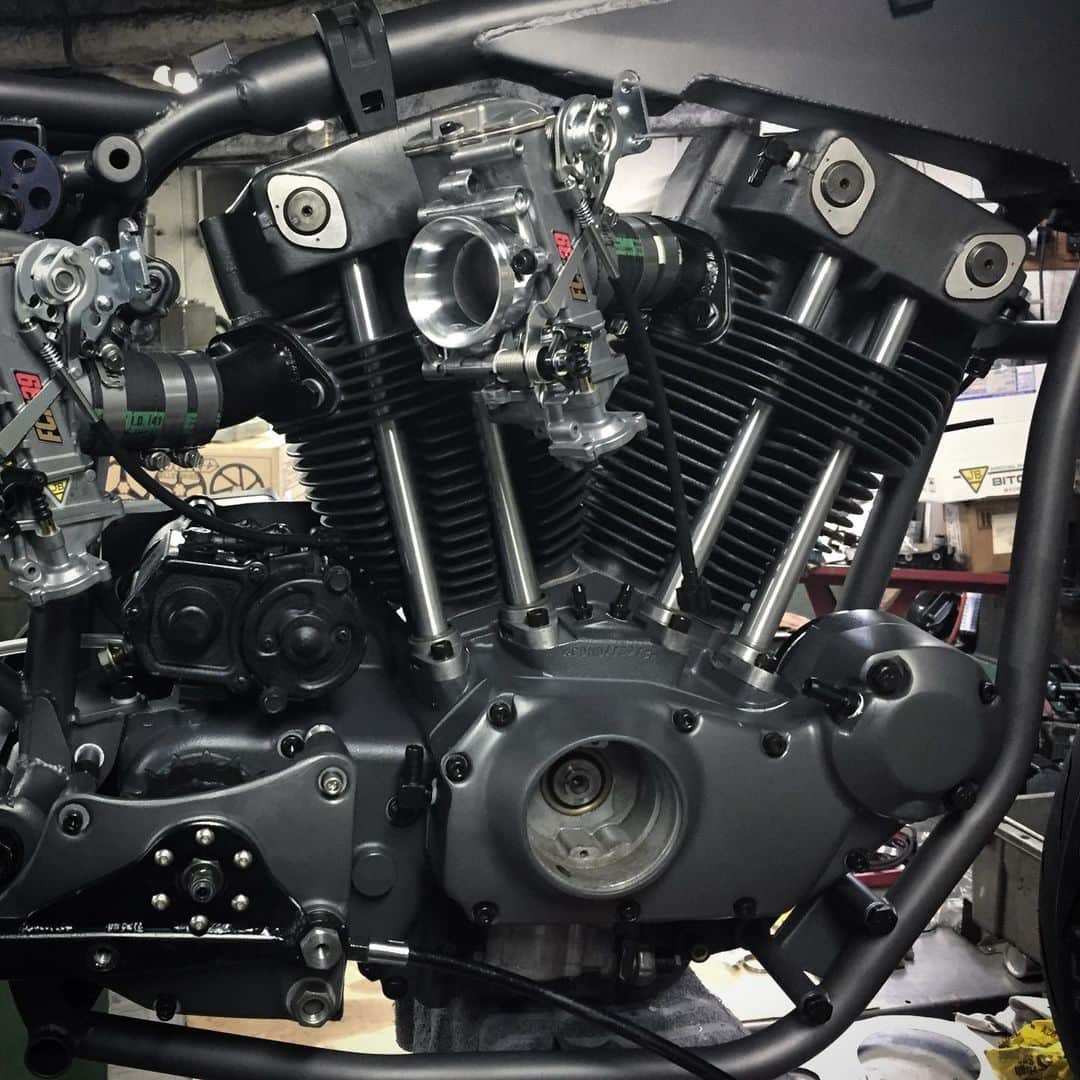 のインスタグラム：「cat's eyes #harleydavidson  #xr1000」