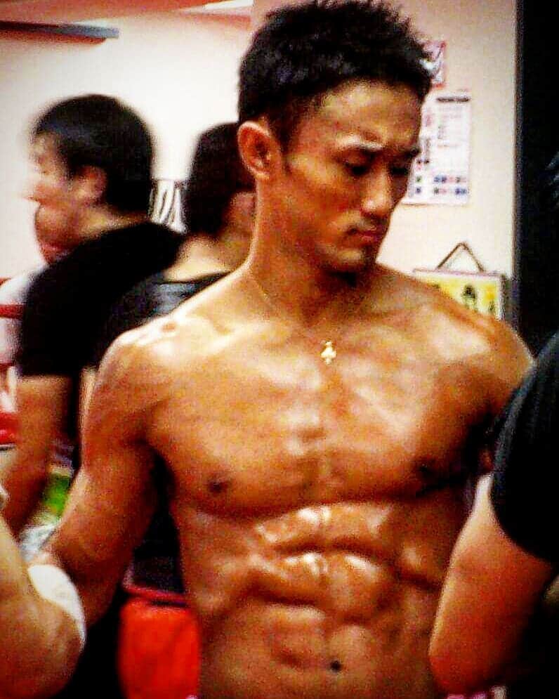 梅野源治のインスタグラム：「安心してください　穿いてますよ🩲🩳 #バキバキ　#減量の時の一枚」
