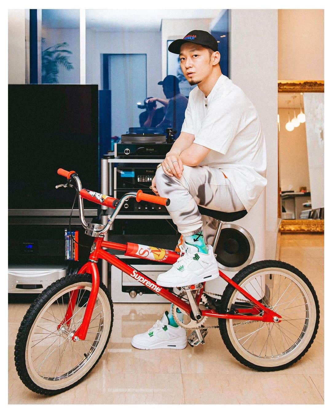 thequiettのインスタグラム：「자전거를 샀지만 더워서 못나가!」