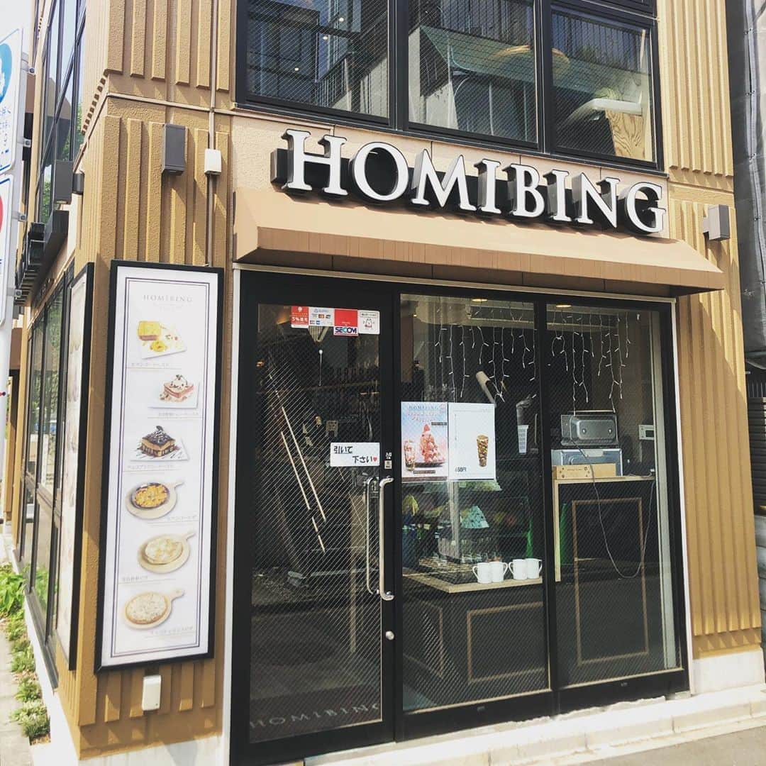 堤太輝のインスタグラム：「新大久保編 『HOMIBING』新大久保1号店 暑くなってきたから🍧編 生マンゴーホミビンとチョコブラウニーホミビン🍧  表参道2号店にはパンケーキがあるみたいだけど1号店にはないのでパンケーキはまた今度✨  新大久保をブラ🚶‍♂️ブラして暑くなってきたら休憩がてらお茶して🍧を食べたら最高よ🤤  韓国のかき氷を一般的なかき氷と同じだと思っている人がいるけど。。 違うからねw かき氷とアイスクリームの中間に近いからね！ まぁ食べ比べてみなよ😁  #新大久保 #新大久保グルメ  #新大久保スイーツ  #新大久保カフェ  #新大久保かき氷 #韓国グルメ #韓国料理  #homibing  #homibing新大久保  #homibing1号店 #homibingかき氷 #homibing表参道  #ボミビン #ホミビン #ホミビン新大久保  #かき氷 #生マンゴーホミビン #チョコブラウニーホミビン #韓国好きと繋がりたい  #韓国料理好きな人と繋がりたい  #韓国へ早く行きたいな」