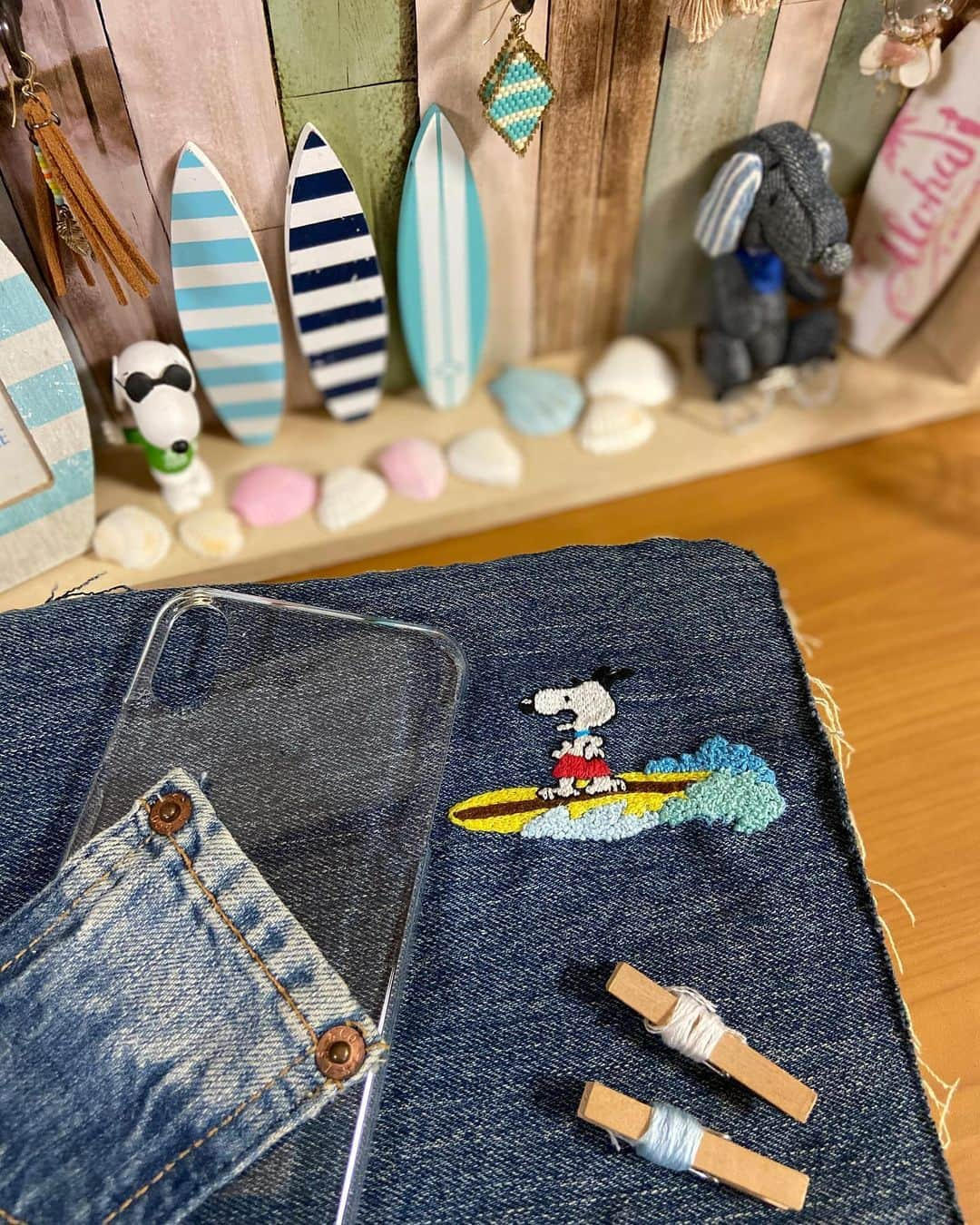 lalapinkさんのインスタグラム写真 - (lalapinkInstagram)「iPhoneXsMaxケース作成中📱  サーフスヌーピーの刺繍完了🏄‍♀️ 久しぶりのスヌーピー💕  あとは椰子の木の刺繍もしようかな🌴 可愛いウッドストックもどこかに✨  #iphonexsmax #iphonexsmaxcase #iphonexsmaxケース #iphoneケース #iphonecase #携帯ケース #スマホケース #smartphonecase #手帳型iphoneケース #デニム #denim #刺繍 #ハンドメイド #handmade #スヌーピー #snoopy #サーフスヌーピー #surfsnoopy #サーフ #surf #おうち時間 #staysafe」6月14日 22時49分 - lalapink