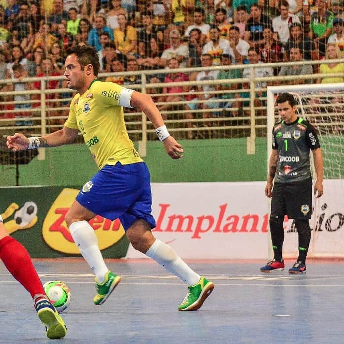 アレッサンドロ・ローザ・ヴィエイラのインスタグラム：「Que loucura! “  Com cinco brasileiros, jornal espanhol elege os 100 maiores esportistas do século” - ESPN- “  El último de esta selecta lista de los 100 mejores deportistas masculinos del siglo XXI” Jornal “Marca” 🇪🇸 -  Impossível acreditar em ser lembrado entre os maiores 100 atletas do século por um jornal Europeu, mesmo sempre atuando Brasil, mesmo em um esporte não tão valorizado, e estar em um grupo seleto de apenas 5 Brasileiros @ronaldo @ronaldinho @giba7oficial e @danieldias88 -  E representando o futsal! Que alegria ❤️」