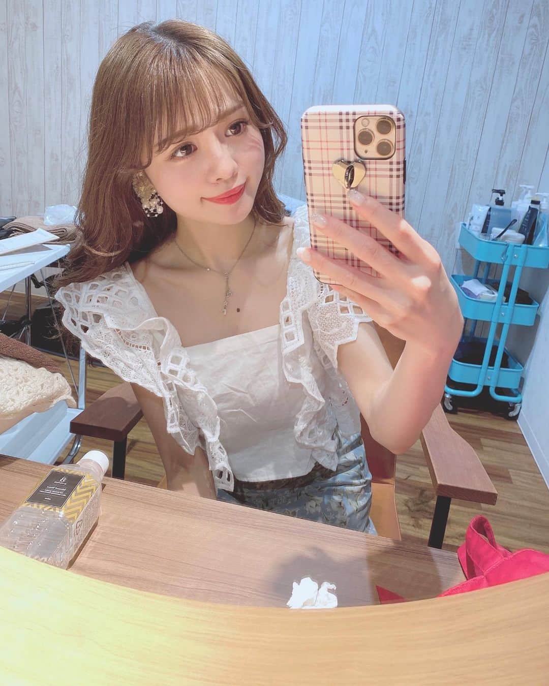 Isakoさんのインスタグラム写真 - (IsakoInstagram)「幸せな休日🥰💕 . 今日はすーさんのサロンでヘアメンテナンスをして @suu.suu.sun 💇‍♀️、お出かけして、とてもお休みを満喫した一日でした💕 . 明日からまた頑張ろう🌻 . DMがいっぱい来ていたトップスは @andrabbit_official 👗 スカート @eclin_official  シューズ @bridget_birkin  カゴバッグ @acym_official 🎀 . . . . . #ロングスカート#花柄スカート#カゴバック#かごバッグ#コットンレース#フリルブラウス#バックリボン#ブラウス#ノースリーブ#表参道カフェ#明治神宮前#表参道#大人コーディネート#デートコーデ#ミントグリーン」6月14日 22時52分 - ichaaako