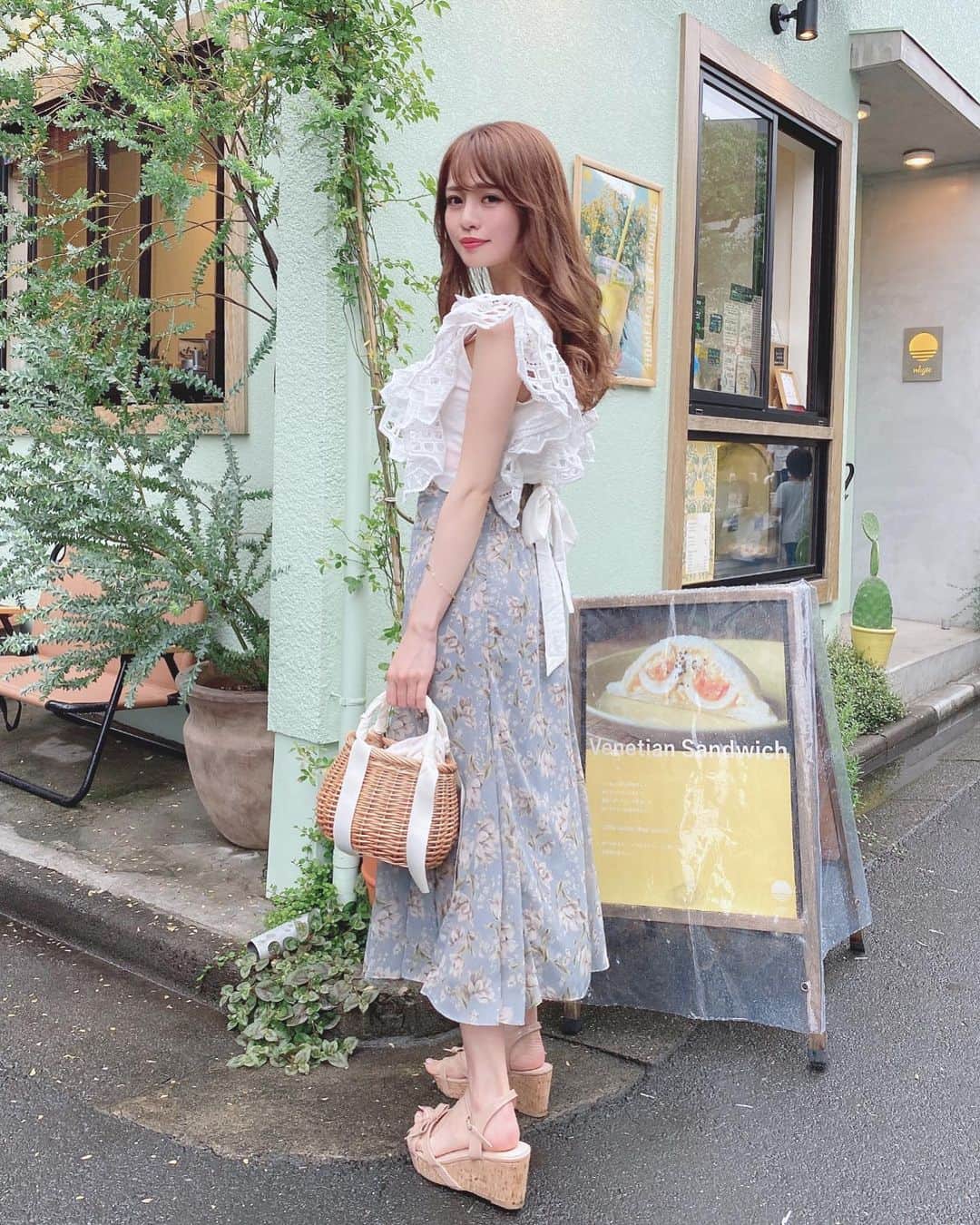 Isakoさんのインスタグラム写真 - (IsakoInstagram)「幸せな休日🥰💕 . 今日はすーさんのサロンでヘアメンテナンスをして @suu.suu.sun 💇‍♀️、お出かけして、とてもお休みを満喫した一日でした💕 . 明日からまた頑張ろう🌻 . DMがいっぱい来ていたトップスは @andrabbit_official 👗 スカート @eclin_official  シューズ @bridget_birkin  カゴバッグ @acym_official 🎀 . . . . . #ロングスカート#花柄スカート#カゴバック#かごバッグ#コットンレース#フリルブラウス#バックリボン#ブラウス#ノースリーブ#表参道カフェ#明治神宮前#表参道#大人コーディネート#デートコーデ#ミントグリーン」6月14日 22時52分 - ichaaako