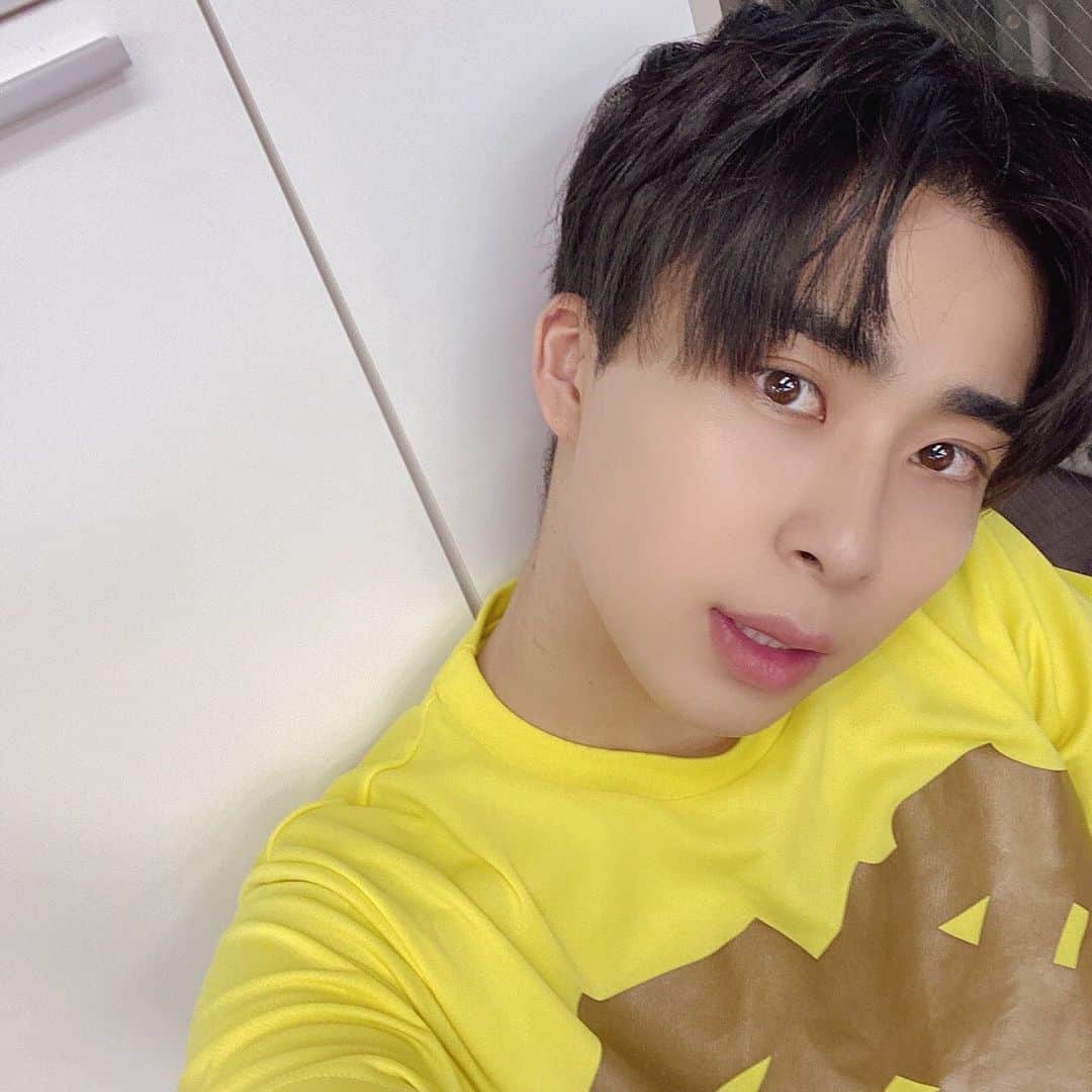 祭nine.のインスタグラム：「さぁこんばんは！！﻿ ﻿ ﻿ みんな元気ですかー！！！！﻿ ﻿ ﻿ ﻿ 今日はインターネットサイン会っ！﻿ ﻿ 初めてのことやったからなんかドキドキワクワク楽しかったです(笑)﻿ ﻿ ﻿ 最近は楽器あんまり載せられてないので来週また載せようと思う🤔🤔🤔﻿ ﻿ ﻿ ﻿ 明日もがんばろうっっ！！！！﻿ ﻿ ﻿ #祭nine. #野々田奏 #かなでぃ #カナディスタグラム #ビビビTANGO」