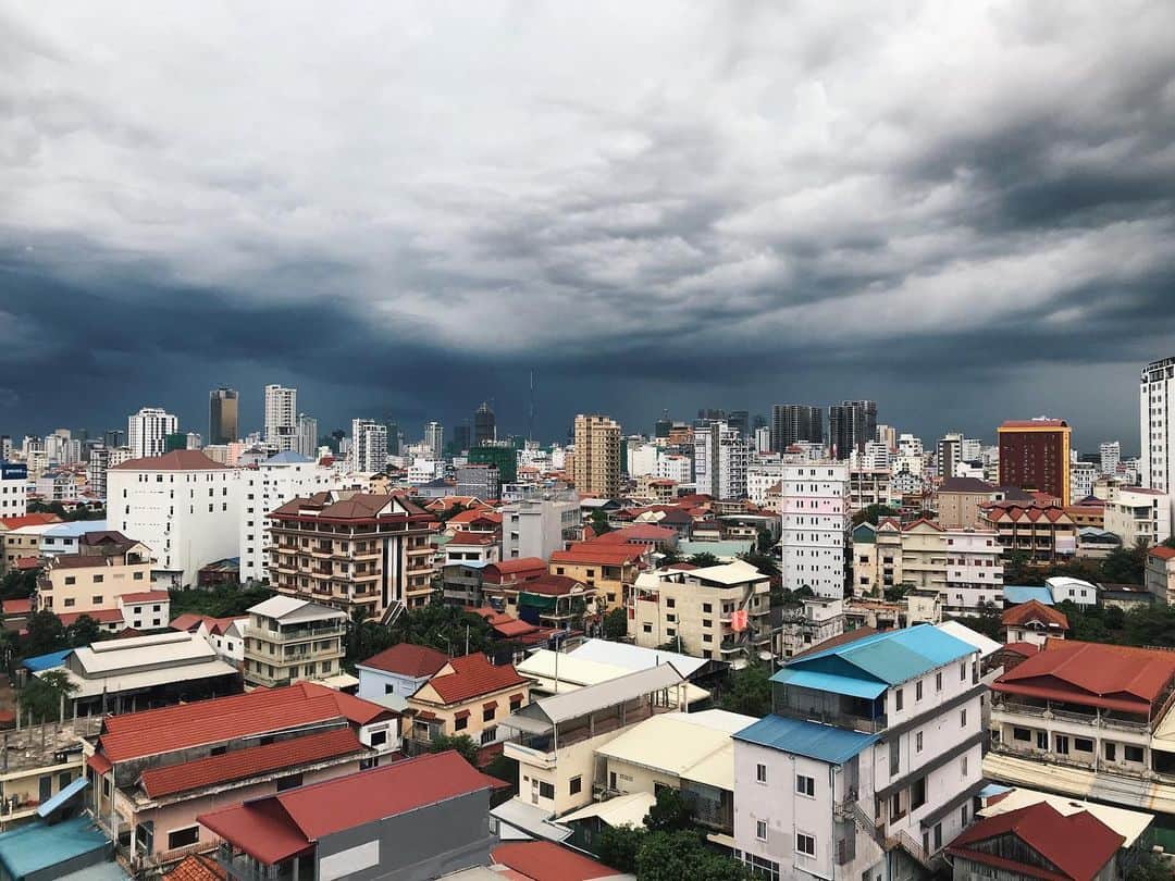 Shunsuke Miyatakeのインスタグラム：「Rainy season has come to Cambodia」