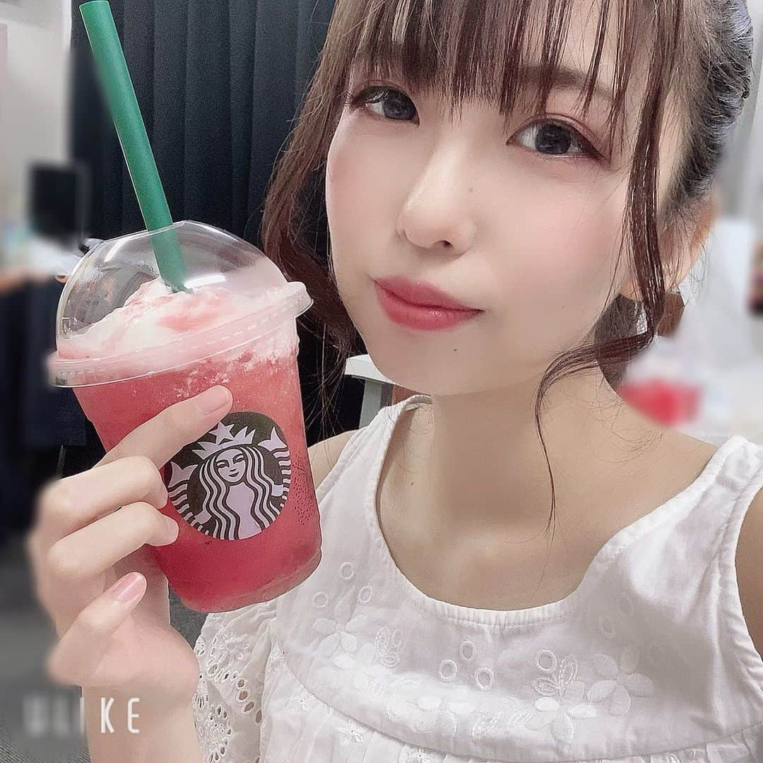 國井紫苑のインスタグラム：「しゅわしゅわいちご貰った🥺❤️ ゼリーといちごとホイップが良かった！ おかわりしたくなったよ🙏  プレミアム撮影会楽しかった💫 今月多めだから予約あるか不安だったんだ。来てくれた方ありがとう🥰 また来てね！  #撮影会モデル #しゅわしゅわいちご🍓 #まけほー」