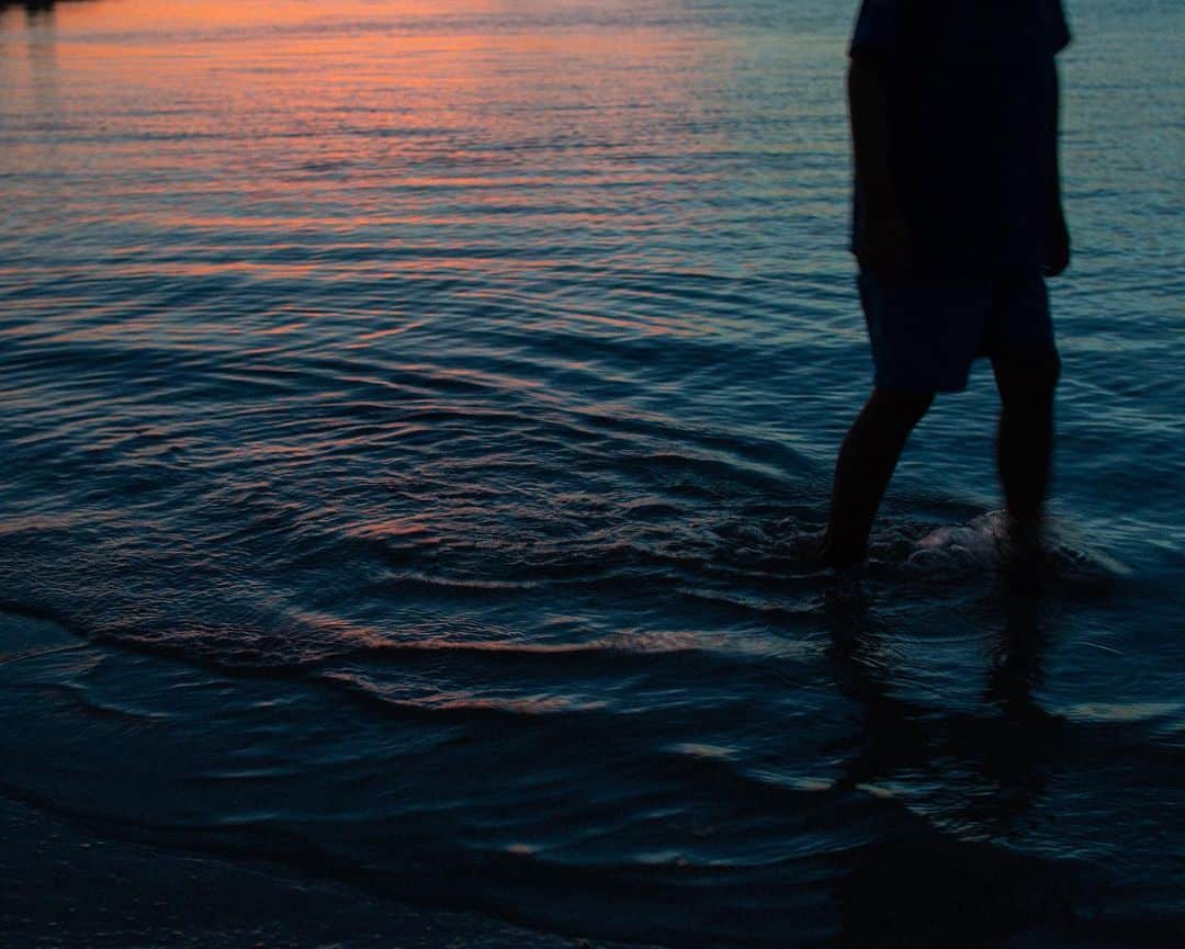 セソコマサユキのインスタグラム：「結局今日は夕方からビーチに行っちゃって、泳いだあとは夕日を眺めながら夜ごはん。遊泳時間が終わってから日が沈むまで少し時間があるんだけど、なんとなくみんなだらだらしながら夕日を待っていて、そのなんともいえない宙ぶらりんな時間がとても好きだ。良い週末。  @squa_okinawa  #沖縄 #okinawa #沖縄旅行 #暮らし #ライフスタイル #SQUA #SQUAMAP #写真 #写真好きと繋がりたい #沖縄好きと繋がりたい #セソコマサユキ #beach #トロピカルビーチ #夕焼け」