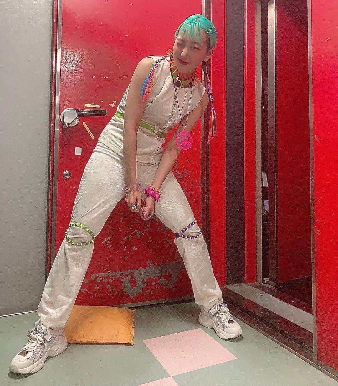 あっこのインスタグラム：「今日の服かわいすぎだからみて！！！文ちゃんスタイリング🌈🌈🌈LIVEたのしすぎたよ〜 #EdgesAhead #akkogorilla #rapper #japan」