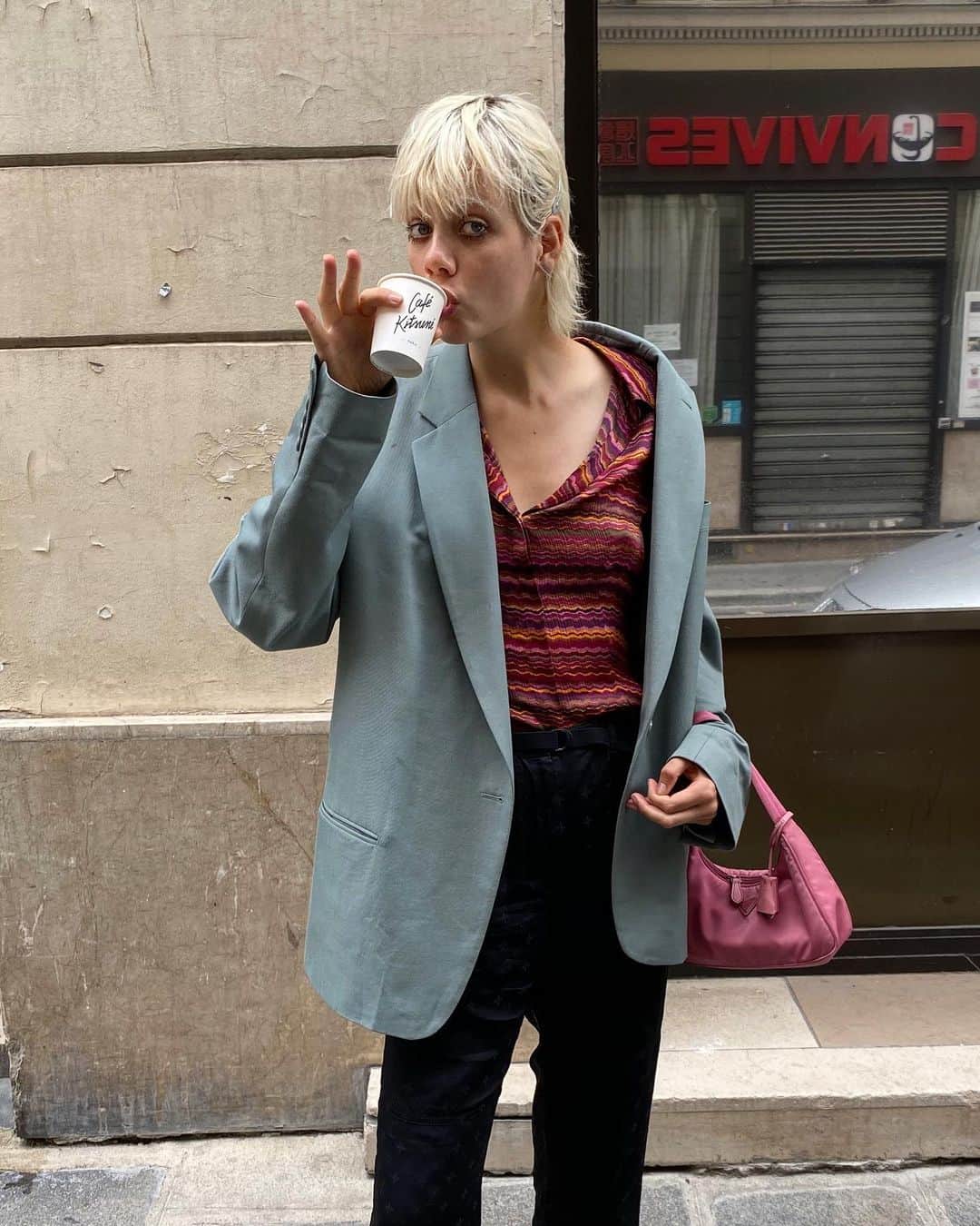 マリヤン・ジョンクマンのインスタグラム：「Drinking coffee like a mademoiselle👄」