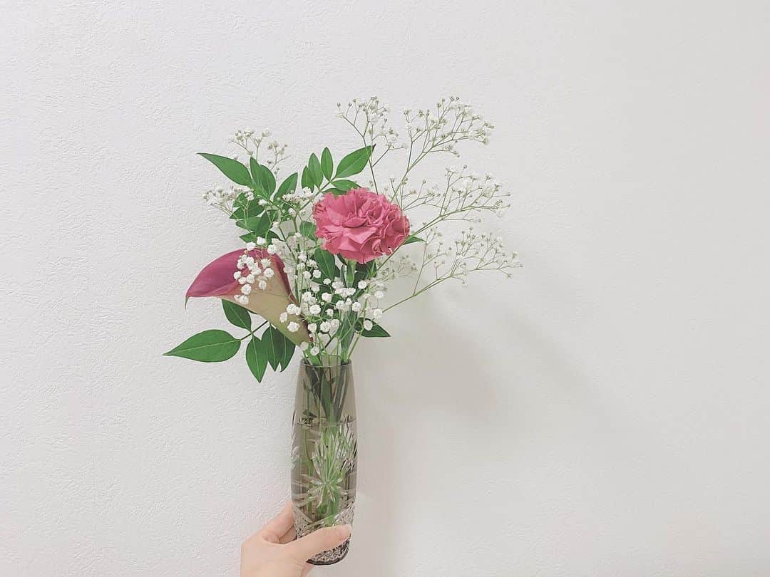 高木悠未さんのインスタグラム写真 - (高木悠未Instagram)「𓍯  お気に入りの花瓶に今日頂いた花束💐 お花を添えました 楽しかった！！！ フラワーアレンジメント習いたい😳」6月14日 23時18分 - yuumi_takaki05