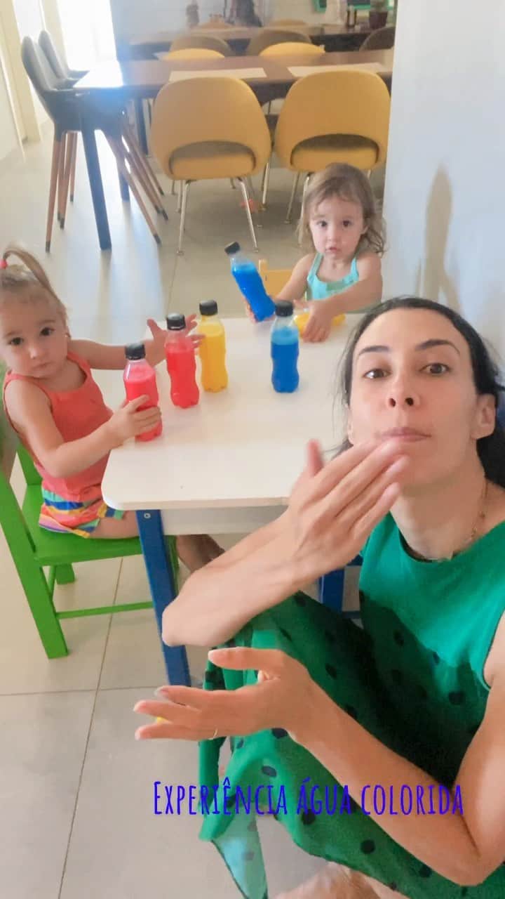 シェイラ・カストロのインスタグラム：「Mais uma atividade para crianças!!! Só jogar tinta guache na garrafinha e sacudir!!!」