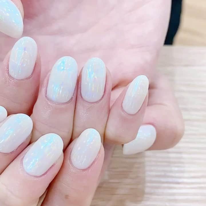 なかやまちえこのインスタグラム：「White aurora nails.⠀ ホワイト（に少しクリア混ぜました）→MagicPowderのPurpleを重ねて→（画像スライド4枚目）オーロラのフィルム（○付けたもの）をザ・ホイルジェルで全面張りしました🌙✨⠀ #nail #nails #nailart #ネイル #美甲 #ネイルアート  #japanesenailart #manucure #japanesenails #manicurist #gelnails #أظافر #네일아트 #미용 #vẽmóng #ngườiđẹp  #เพ้นท์เล็บ #искусствоногтя #artedeuñas #เพ้นท์เล็บเจล #ジェルネイルデザイン #ネイルデザイン #senikuku #nagelkunst #ワンカラーネイル #オーロラネイル #auroranails @pregelofficial @prexyofficial @bettygel_official⠀ 施術は @aby_sharenail にて。」