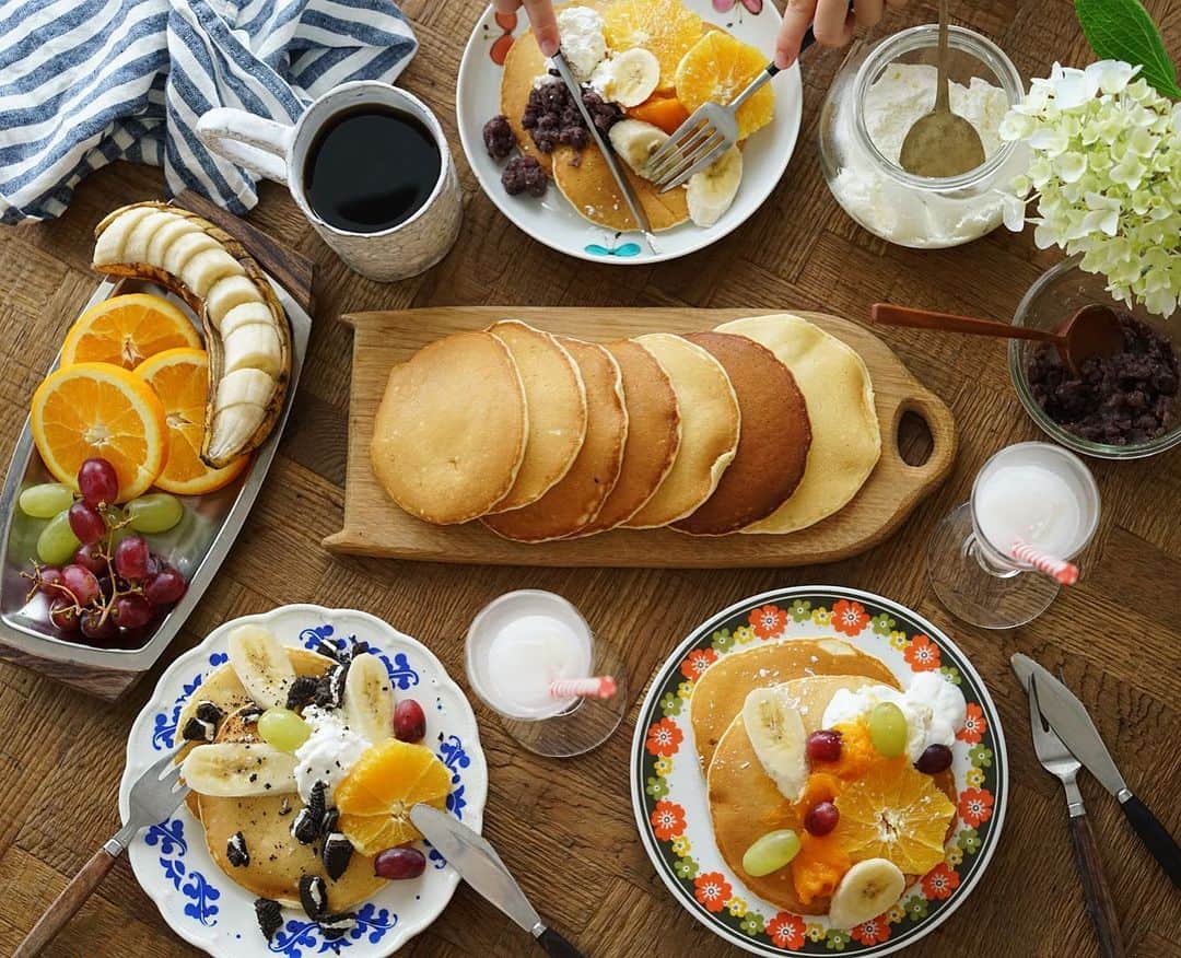 mikiのインスタグラム：「さぁさぁ 週末には久々にパンケーキを焼きました。(朝バタバタで、投稿は一日遅れ😂) トッピングはお好みでがわが家styleなのですが、先ず初っ端のパンケーキ皿は各々が好きそうなものを、わたしが独断と偏見で作りあげます👍 マンゴーのピュレとヨーグルトクリームはオット。オレオを砕いたのは長男。小豆もりもりは次男。どこに置いても各々が、思った通りのお皿に手を伸ばす。分かりやすい一家なのです。」