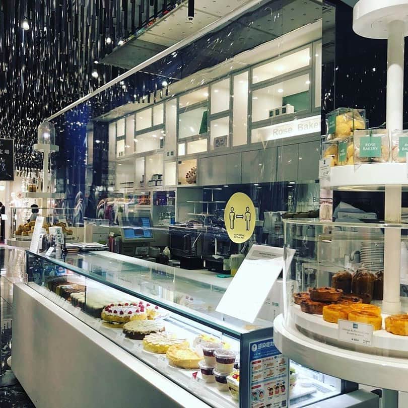 のインスタグラム：「《伊勢丹新宿店》﻿ ローズベーカリー伊勢丹新宿は、﻿ 先週末より通常営業時間になりました。﻿ ﻿ OPEN 10:00﻿ CLOSE  20:00 (LO 19:30)﻿ ﻿ 《イセタンハネダ店》﻿ ローズベーカリー・オン・ザ・ラン・イセタンハネダストアは6月19日より営業再開致します。﻿ ﻿ OPEN 8:00﻿ CLOSE  18:00﻿ ﻿ #rosebakery #ローズベーカリー﻿ #羽田空港﻿ #ローズベーカリー伊勢丹新宿﻿ #rosebakeyhaneda #isetanshinjyuku ﻿ #hanedaairpor #英国菓子﻿ #羽田手土産 #伊勢丹手土産﻿ ﻿」